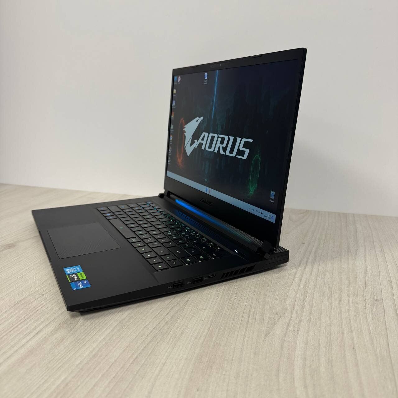 Ігровий ноутбук Б-клас Gigabyte Aorus 15 X5LF / 15.6" (1920x1080) IPS / Intel Core i5-13500H (12 (16) ядер по 3.5 - 4.7 GHz) / 16 GB DDR5 / 512 GB SSD / nVidia GeForce RTX 4050, 6 GB GDDR6, 96-bit / WebCam - Зображення 5