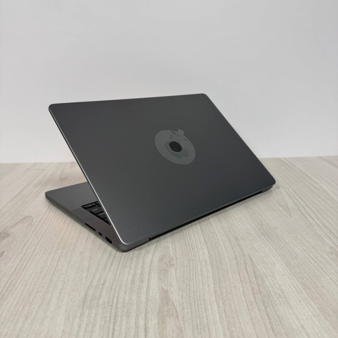Ультрабук Apple MacBook Pro 14 A2779 / 14.2" (3024x1964) IPS / Apple M2 Pro (12 ядер по 2.4 – 3.5 GHz) / 32 GB DDR5 / 1000 GB SSD / Apple M2 Pro Graphics / WebCam / MacOS - Зображення 6