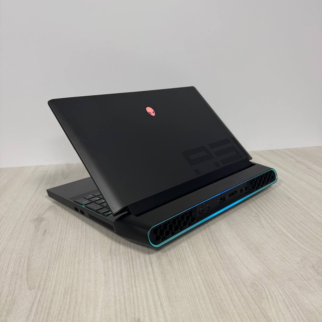 Ігровий ноутбук Б-клас Dell Alienware Area-51m / 17.3" (1920x1080) IPS / Intel Core i7-9700K (8 ядер по 3.6 - 4.9 GHz) / 32 GB DDR4 / 256 GB SSD NVMe + 2000 GB HDD / nVidia GeForce RTX 2080, 8 GB GDDR6, 256-bit / WebCam - Зображення 6