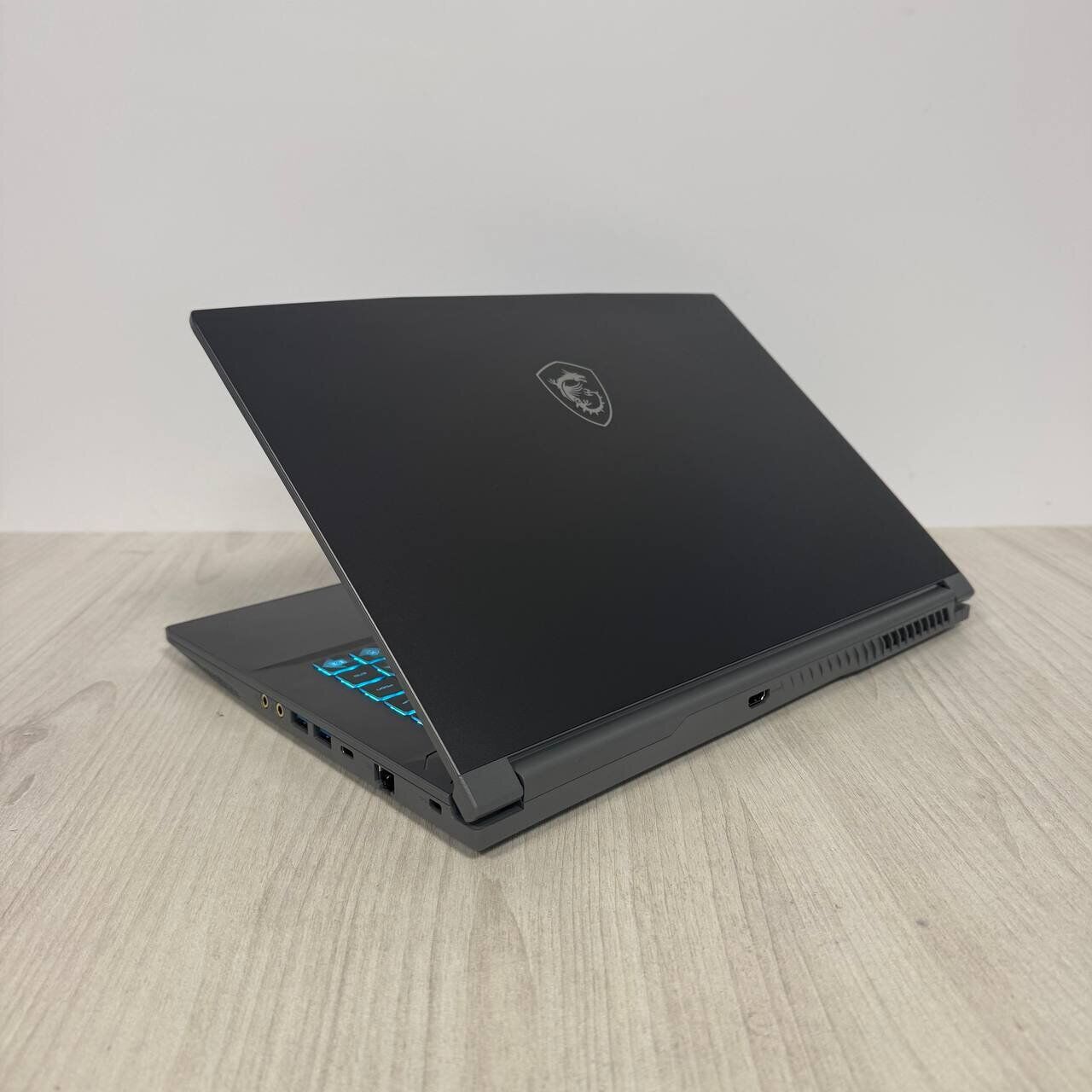 Ігровий ноутбук MSI Thin 15 B13VE / 15.6" (1920x1080) IPS / Intel Core i5-13420H (8 (12) ядер по 3.4 - 4.6 GHz) / 16 GB DDR4 / 512 GB SSD NVMe / nVidia GeForce RTX 4050, 6 GB GDDR6, 96-bit / WebCam - Зображення 6