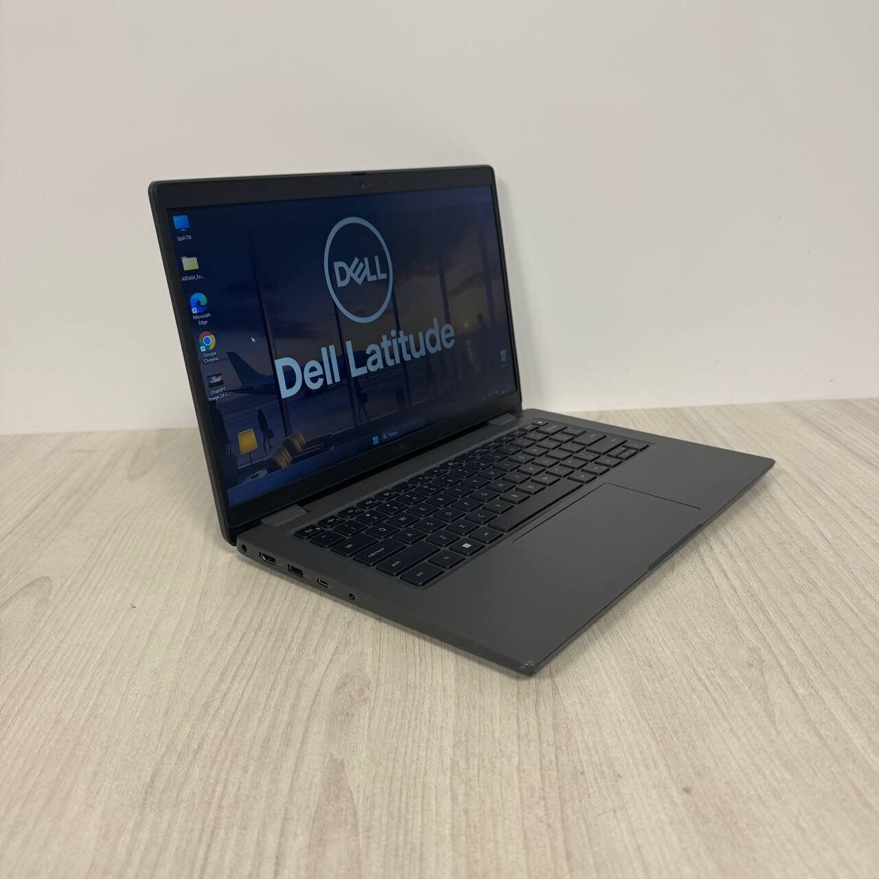 Ультрабук Б-клас Dell Latitude 3440 / 14" (1366x768) TN / Intel Core i3-1215U (6 (8) ядер по 1.2 - 4.4 GHz) / 8 GB DDR4 / 256 GB SSD NVMe / Intel UHD Graphics / WebCam - Зображення 4