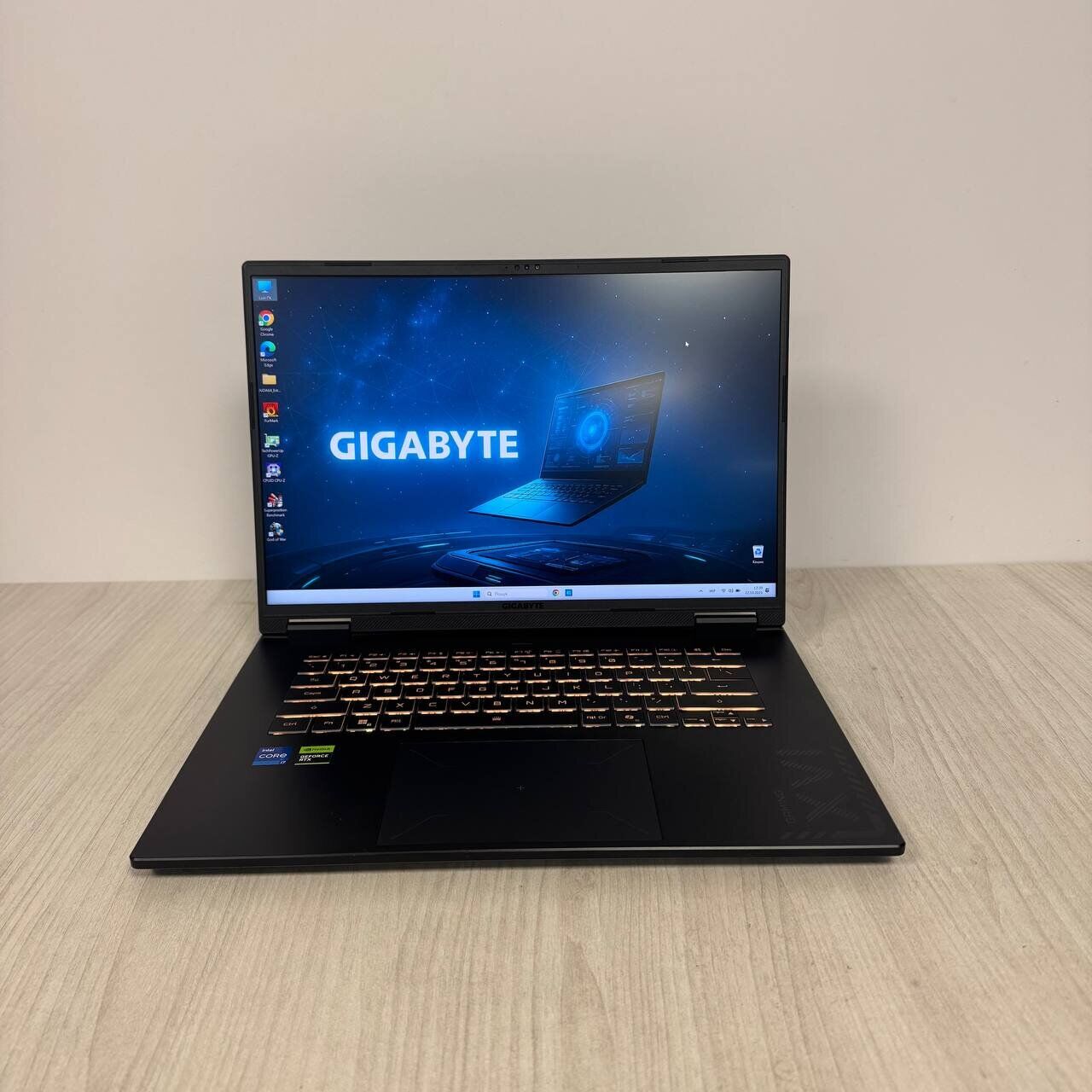 Ігровий ноутбук Gigabyte Gaming A16 CVH / 16" (2560x1600) IPS / Intel Core i7-13620H (10 (16) ядер по 2.4 - 4.9 GHz) / 32 GB DDR5 / 1000 GB SSD NVMe / nVidia GeForce RTX 5060, 8 GB GDDR7, 128-bit / WebCam - Зображення 2