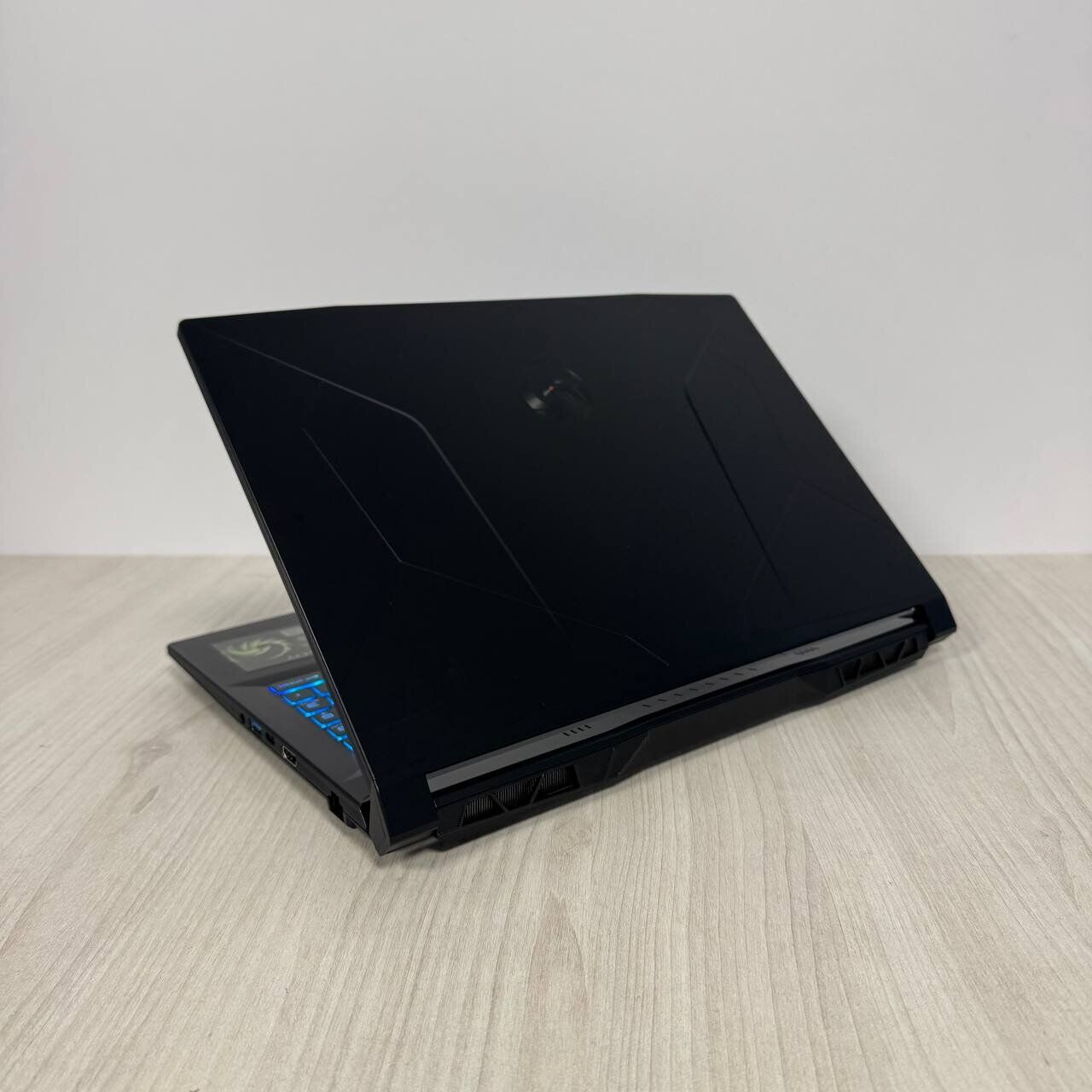 Ігровий ноутбук MSI Bravo 15 C7VFK / 15.6" (1920x1080) IPS / AMD Ryzen 7 7735HS (8 (16) ядер по 3.2 - 4.75 GHz) / 16 GB DDR5 / 512 GB SSD NVMe / nVidia GeForce RTX 4060, 8 GB GDDR6, 128-bit / WebCam - Зображення 6