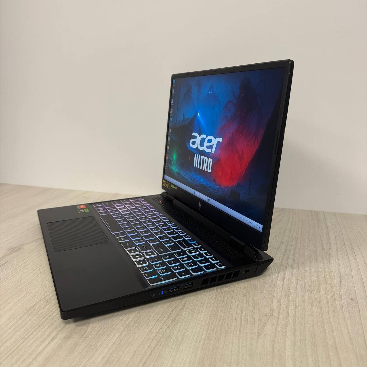 Ігровий ноутбук Б-клас Acer Nitro 16 AN16-41 / 16" (2560x1600) IPS / AMD Ryzen 7 7840HS (8 (16) ядер по 3.8 - 5.1 GHz) / 32 GB DDR5 / 1000 GB SSD NVMe / nVidia GeForce RTX 4070, 8 GB GDDR6, 128-bit / WebCam - Зображення 5