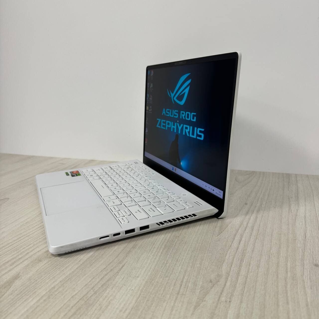 Ігровий ультрабук Asus ROG Zephyrus G14 GA402XY / 14" (2560x1600) IPS / AMD Ryzen 9 7940HS (8 (16) ядер по 4.0 - 5.2 GHz) / 32 GB DDR5 / 1000 GB SSD NVMe / nVidia GeForce RTX 4090, 16 GB GDDR6, 256-bit / WebCam - Зображення 5