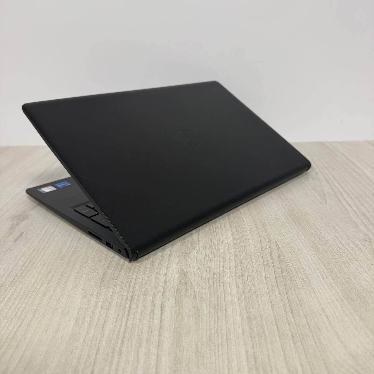 Ультрабук Б-клас Dell Inspiron 15 3511 / 15.6" (1920x1080) IPS / Intel Core i7-1165G7 (4 (8) ядра по 2.8 - 4.7 GHz) / 16 GB DDR4 / 512 GB SSD / Intel Iris Xe Graphics / WebCam - Зображення 6