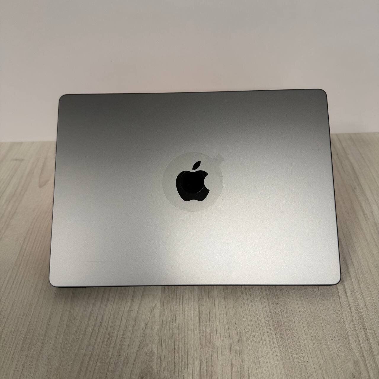 Ультрабук Apple MacBook Pro 14 A2779 / 14.2" (3024x1964) IPS / Apple M2 Pro (12 ядер по 2.4 – 3.5 GHz) / 32 GB DDR5 / 1000 GB SSD / Apple M2 Pro Graphics / WebCam / MacOS - Зображення 3