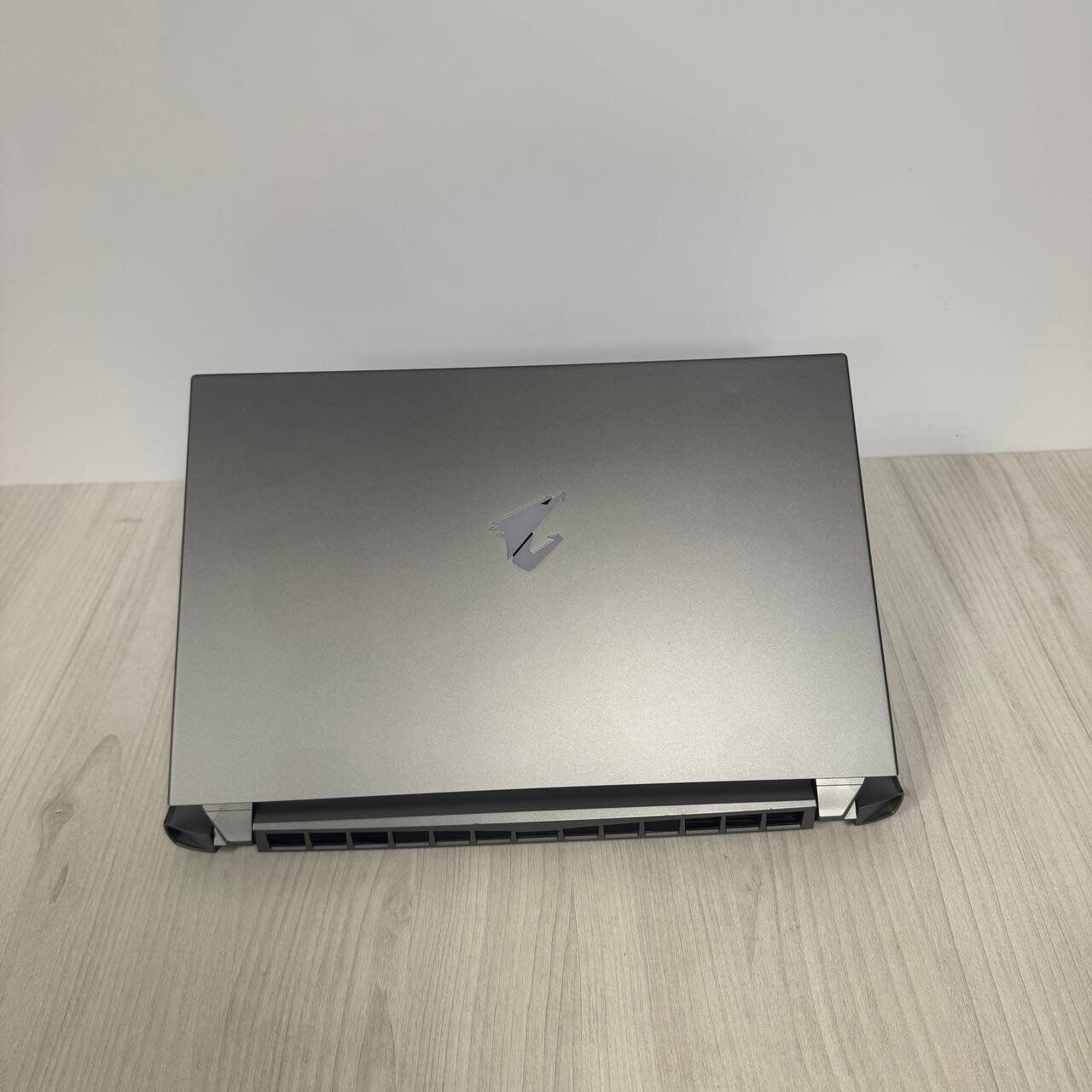 Ігровий ноутбук Gigabyte Aorus 17G XC / 17.3" (1920x1080) IPS / Intel Core i7-10870H (8 (16) ядер по 2.2 - 5.0 GHz) / 32 GB DDR4 / 512 GB SSD NVMe / nVidia GeForce RTX 3070, 8 GB GDDR6, 256-bit / WebCam - Зображення 3