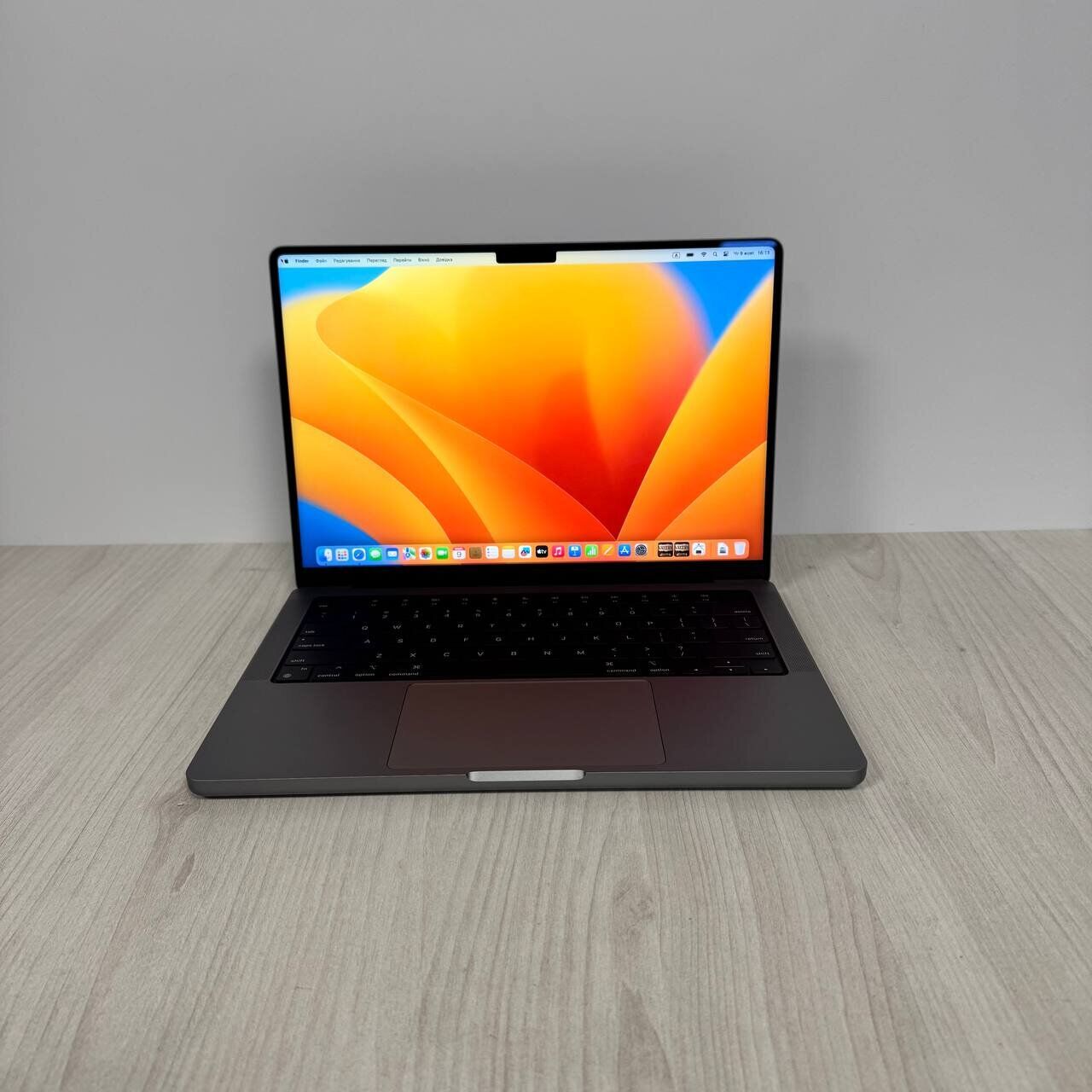 Ультрабук Apple MacBook Pro 14 A2779 / 14.2" (3024x1964) IPS / Apple M2 Pro (12 ядер по 2.4 – 3.5 GHz) / 32 GB DDR5 / 1000 GB SSD / Apple M2 Pro Graphics / WebCam / MacOS - Зображення 2