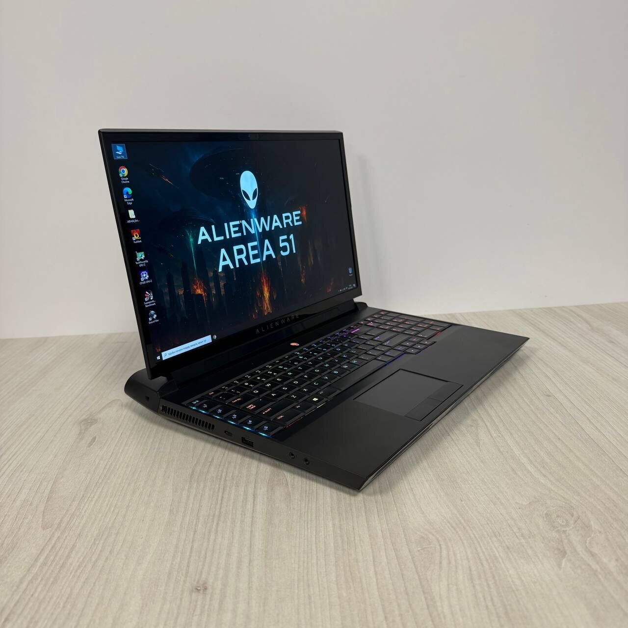 Ігровий ноутбук Б-клас Dell Alienware Area-51m / 17.3" (1920x1080) IPS / Intel Core i7-9700K (8 ядер по 3.6 - 4.9 GHz) / 32 GB DDR4 / 256 GB SSD NVMe + 2000 GB HDD / nVidia GeForce RTX 2080, 8 GB GDDR6, 256-bit / WebCam - Зображення 4