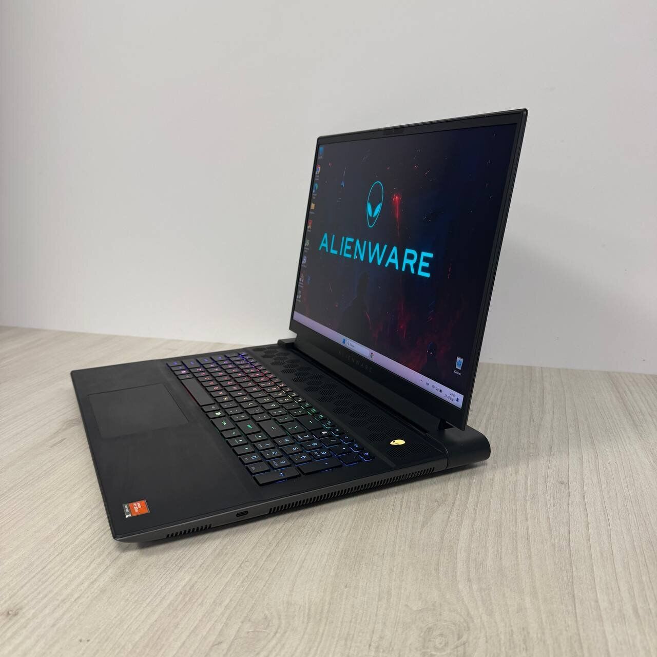Ігровий ноутбук Б-клас Dell Alienware m18 R1 / 18" (1920x1200) IPS / AMD Ryzen 9 7845HX (12 (24) ядер по 3.0 - 5.2 GHz) / 16 GB DDR5 / 512 GB SSD NVMe / nVidia GeForce RTX 4070, 8 GB GDDR6, 128-bit / WebCam - Зображення 5