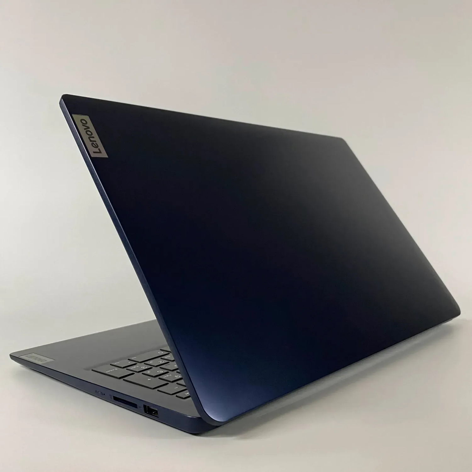 Ультрабук Lenovo IdeaPad 1 15AMN7 / 15.6" (1920x1080) IPS / AMD Ryzen 3 7320U (4 (8) ядра по 2.4 - 4.1 GHz) / 8 GB DDR5 / 256 GB SSD / AMD Radeon 610M / WebCam / HDMI - Зображення 6