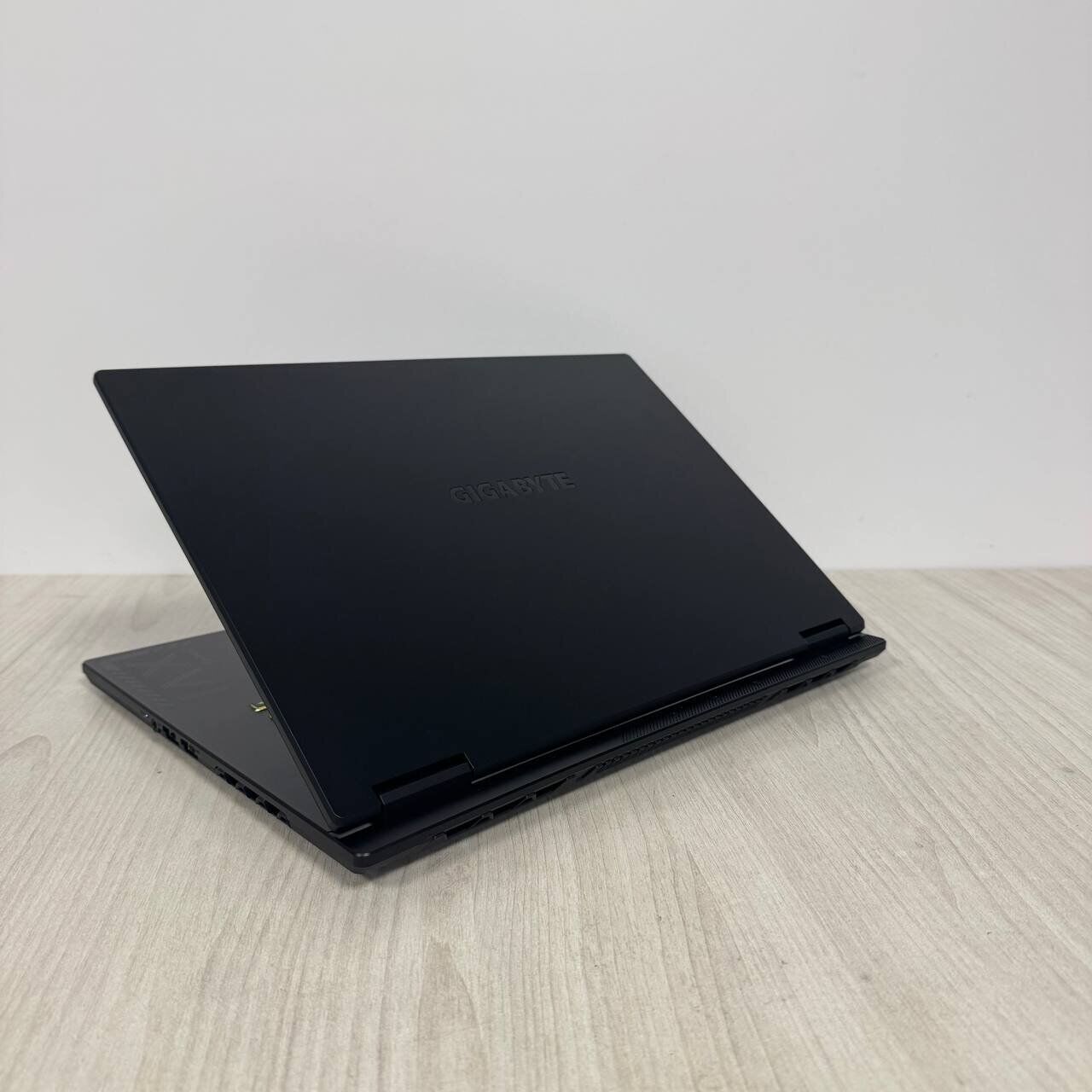 Ігровий ноутбук Gigabyte Gaming A16 CVH / 16" (2560x1600) IPS / Intel Core i7-13620H (10 (16) ядер по 2.4 - 4.9 GHz) / 32 GB DDR5 / 1000 GB SSD NVMe / nVidia GeForce RTX 5060, 8 GB GDDR7, 128-bit / WebCam - Зображення 6