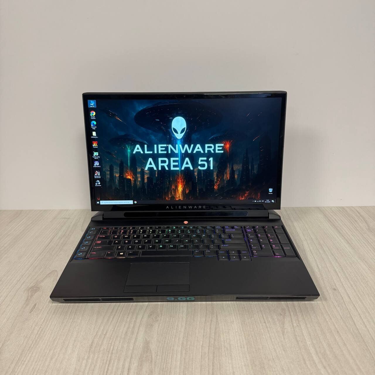 Ігровий ноутбук Б-клас Dell Alienware Area-51m / 17.3" (1920x1080) IPS / Intel Core i7-9700K (8 ядер по 3.6 - 4.9 GHz) / 32 GB DDR4 / 256 GB SSD NVMe + 2000 GB HDD / nVidia GeForce RTX 2080, 8 GB GDDR6, 256-bit / WebCam - Зображення 2