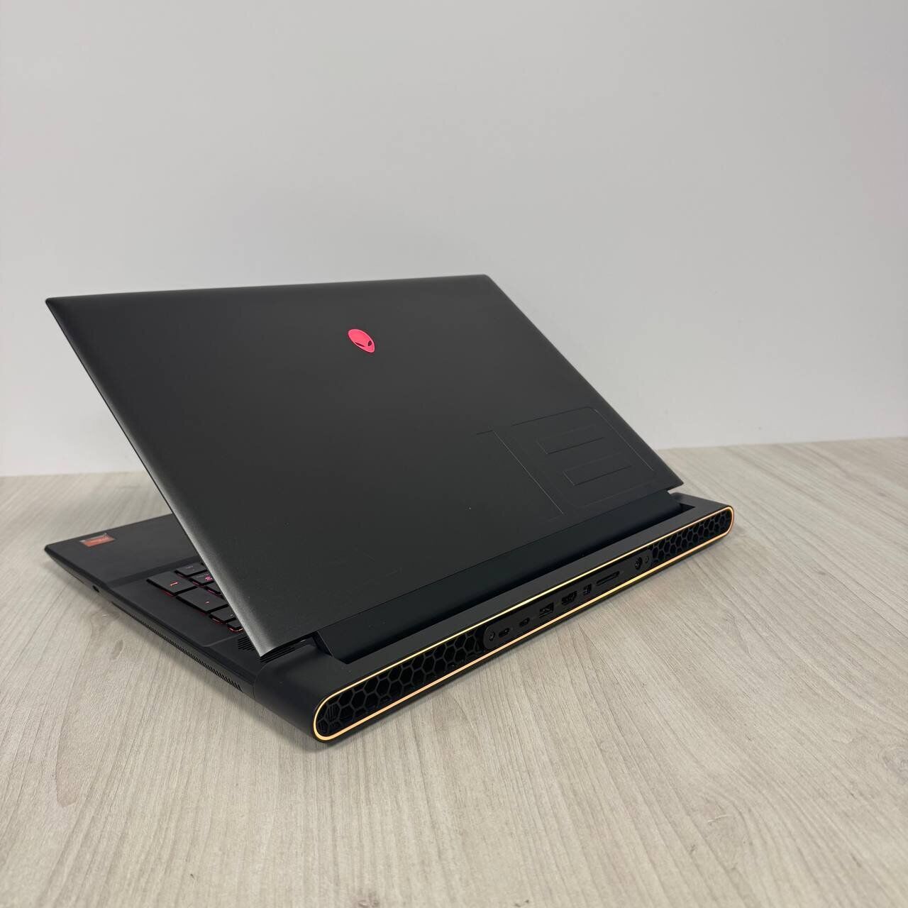 Ігровий ноутбук Б-клас Dell Alienware m18 R1 / 18" (1920x1200) IPS / AMD Ryzen 9 7845HX (12 (24) ядер по 3.0 - 5.2 GHz) / 16 GB DDR5 / 512 GB SSD NVMe / nVidia GeForce RTX 4070, 8 GB GDDR6, 128-bit / WebCam - Зображення 6
