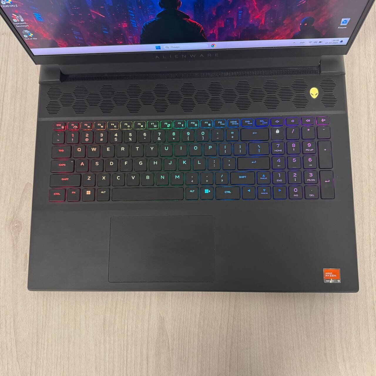 Ігровий ноутбук Б-клас Dell Alienware m18 R1 / 18" (1920x1200) IPS / AMD Ryzen 9 7845HX (12 (24) ядер по 3.0 - 5.2 GHz) / 16 GB DDR5 / 512 GB SSD NVMe / nVidia GeForce RTX 4070, 8 GB GDDR6, 128-bit / WebCam - Зображення 7