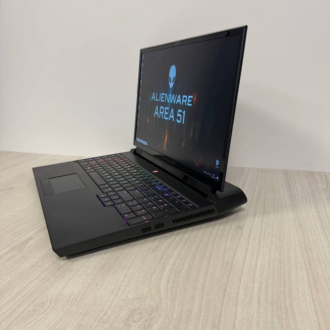 Ігровий ноутбук Б-клас Dell Alienware Area-51m / 17.3" (1920x1080) IPS / Intel Core i7-9700K (8 ядер по 3.6 - 4.9 GHz) / 32 GB DDR4 / 256 GB SSD NVMe + 2000 GB HDD / nVidia GeForce RTX 2080, 8 GB GDDR6, 256-bit / WebCam - Зображення 5