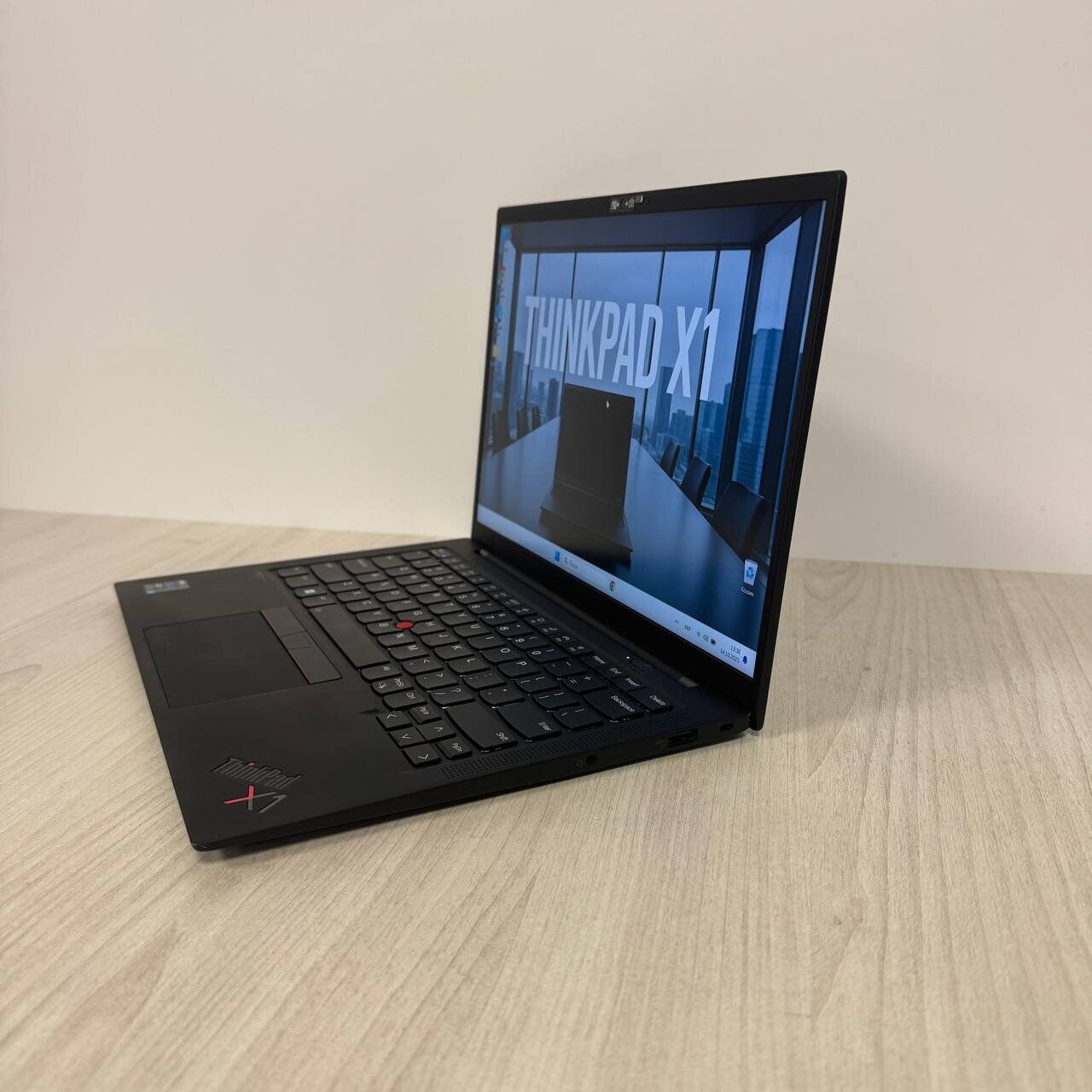 Ультрабук Б-клас Lenovo ThinkPad X1 Carbon Gen 9 / 14" (1920x1200) IPS / Intel Core i7-1165G7 (4 (8) ядра по 2.8 - 4.7 GHz) / 16 GB DDR4 / 512 GB SSD NVMe / Intel Iris Xe Graphics / WebCam - Зображення 5