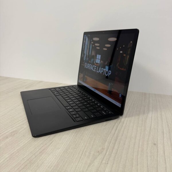 Ультрабук Б-клас Microsoft Surface Laptop 4 / 13.5" (2256x1504) IPS Touch / AMD Ryzen 5 4680U (6 (12) ядер по 2.2 - 4.0 GHz) / 16 GB DDR4 / 256 GB SSD NVMe / AMD Radeon RX Vega 7 Graphics / WebCam - Зображення 5