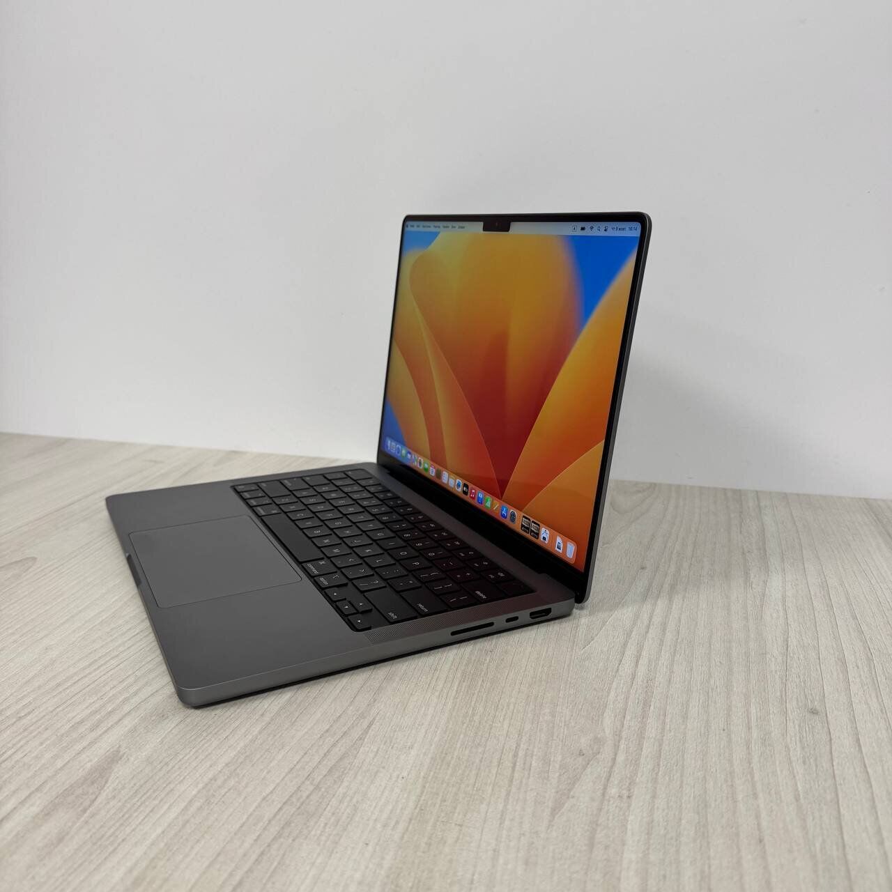 Ультрабук Apple MacBook Pro 14 A2779 / 14.2" (3024x1964) IPS / Apple M2 Pro (12 ядер по 2.4 – 3.5 GHz) / 32 GB DDR5 / 1000 GB SSD / Apple M2 Pro Graphics / WebCam / MacOS - Зображення 5