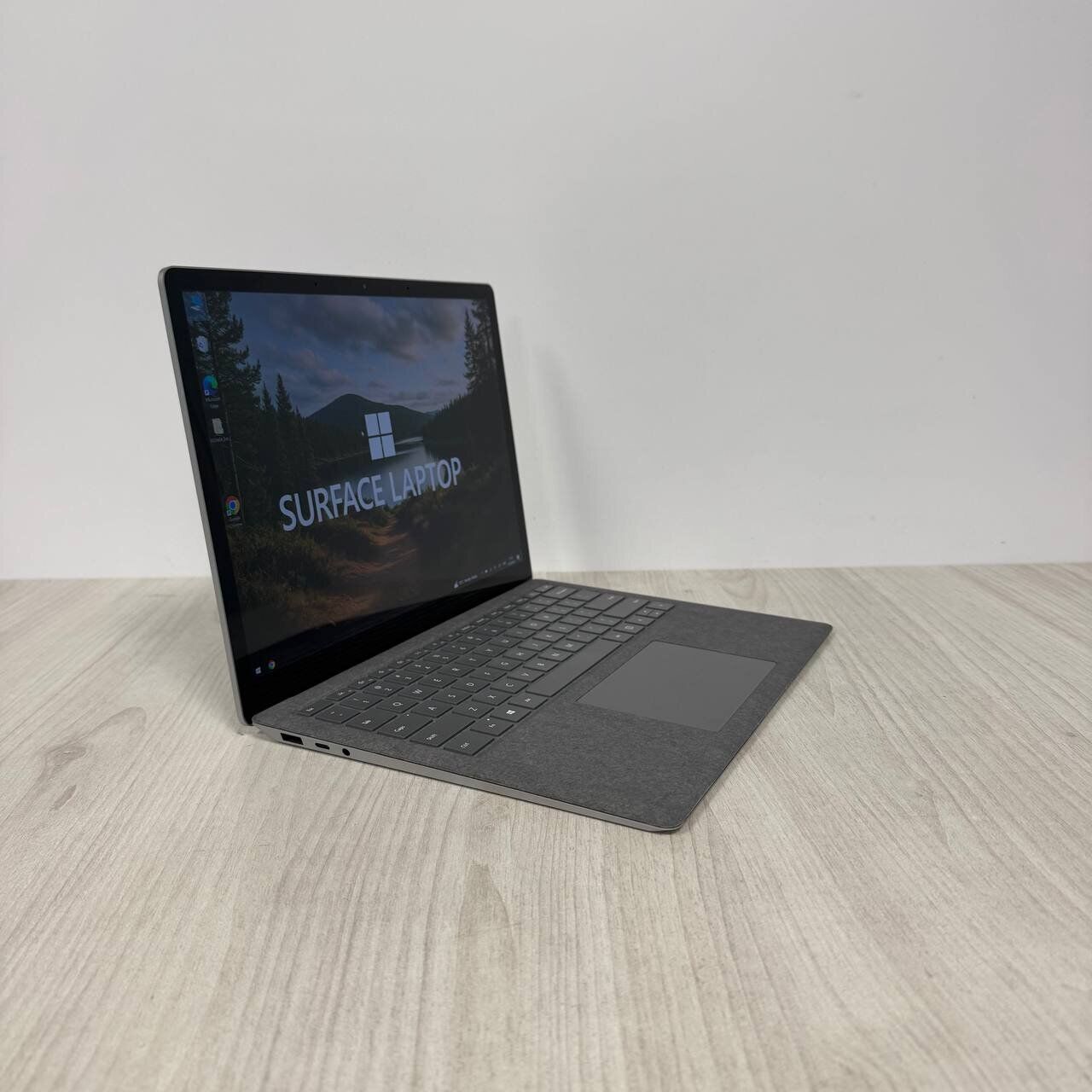 Ультрабук Microsoft Surface Laptop 3 / 13.5" (2256x1504) IPS Touch / Intel Core i5-1035G7 (4 (8) ядра по 1.2 - 3.7 GHz) / 8 GB DDR4 / 256 GB SSD NVMe / Intel Iris Plus Graphics / WebCam - Зображення 4