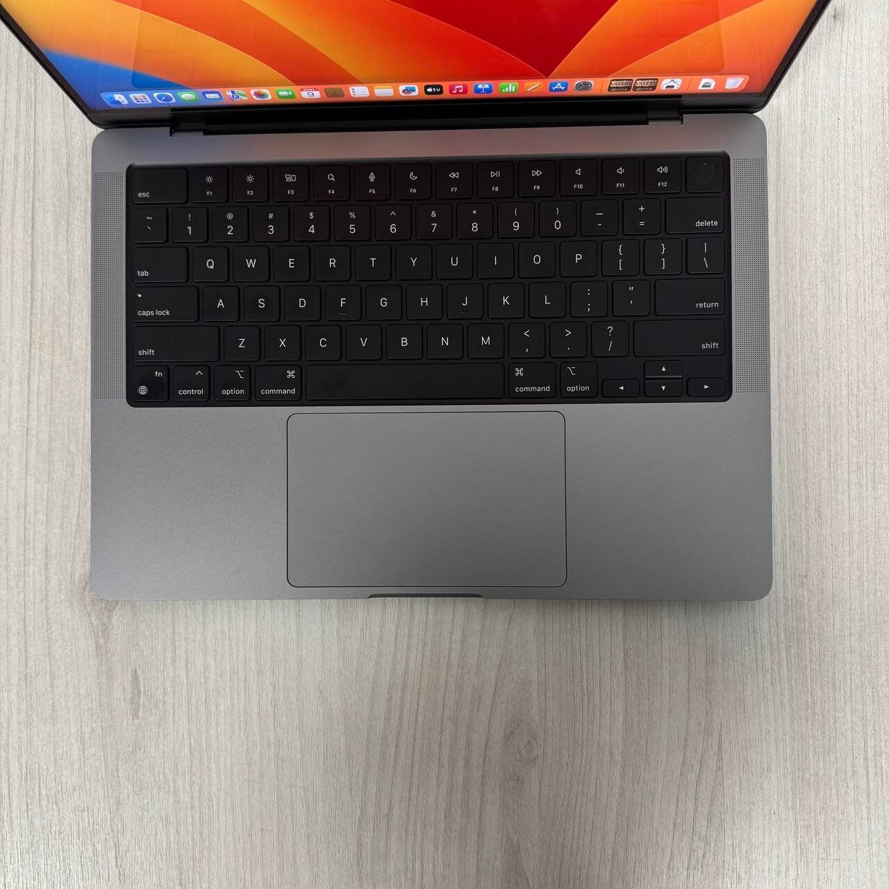 Ультрабук Apple MacBook Pro 14 A2779 / 14.2" (3024x1964) IPS / Apple M2 Pro (12 ядер по 2.4 – 3.5 GHz) / 32 GB DDR5 / 1000 GB SSD / Apple M2 Pro Graphics / WebCam / MacOS - Зображення 7