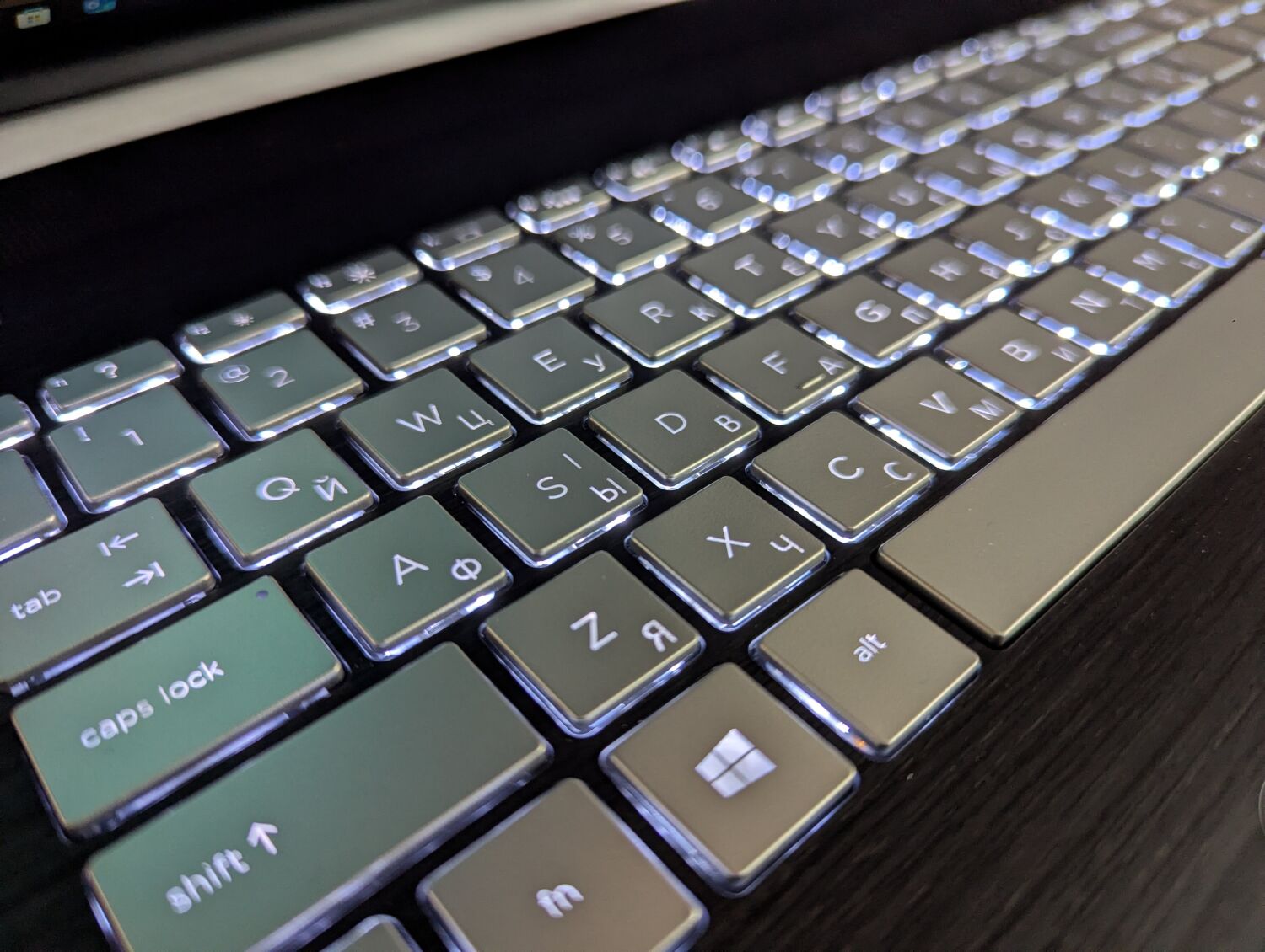 Ноутбук HP ENVY m7-n109dx / 17.3" (1920x1080) IPS / Intel Core i7-6500U (2 (4) ядра по 2.5 - 3.1 GHz) / 16 GB DDR4 / 480 GB SSD / nVidia GeForce 940M, 2 GB DDR3, 64-bit / WebCam / Windows 10 - Зображення 6