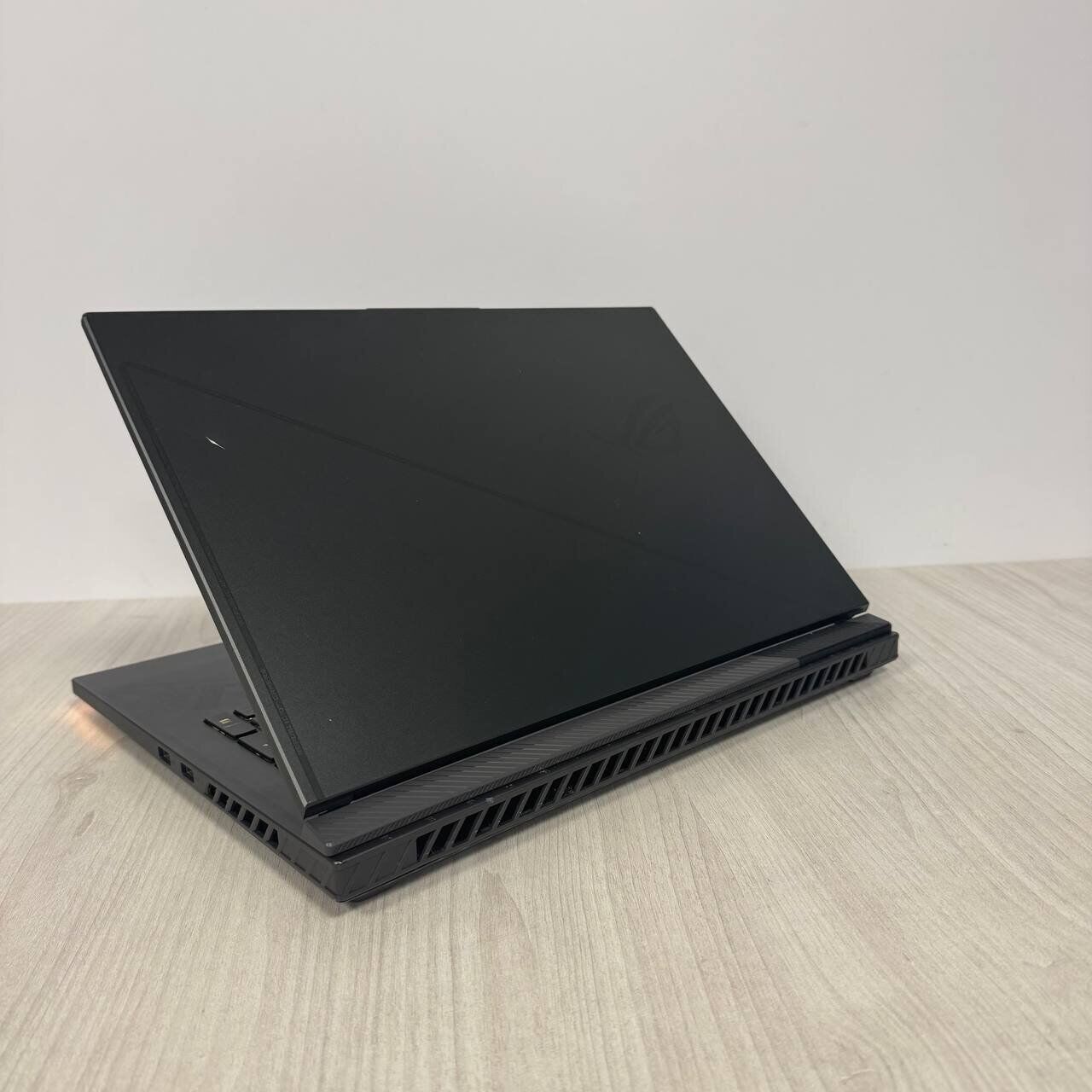 Ігровий ноутбук Б-клас Asus ROG Strix G18 G814JZ / 18" (2560x1600) IPS / Intel Core i9-13980HX (24 (32) ядра по 2.2 - 5.5 GHz) / 32 GB DDR5 / 512 GB SSD NVMe / nVidia GeForce RTX 4080, 12 GB GDDR6, 192-bit / WebCam - Зображення 6