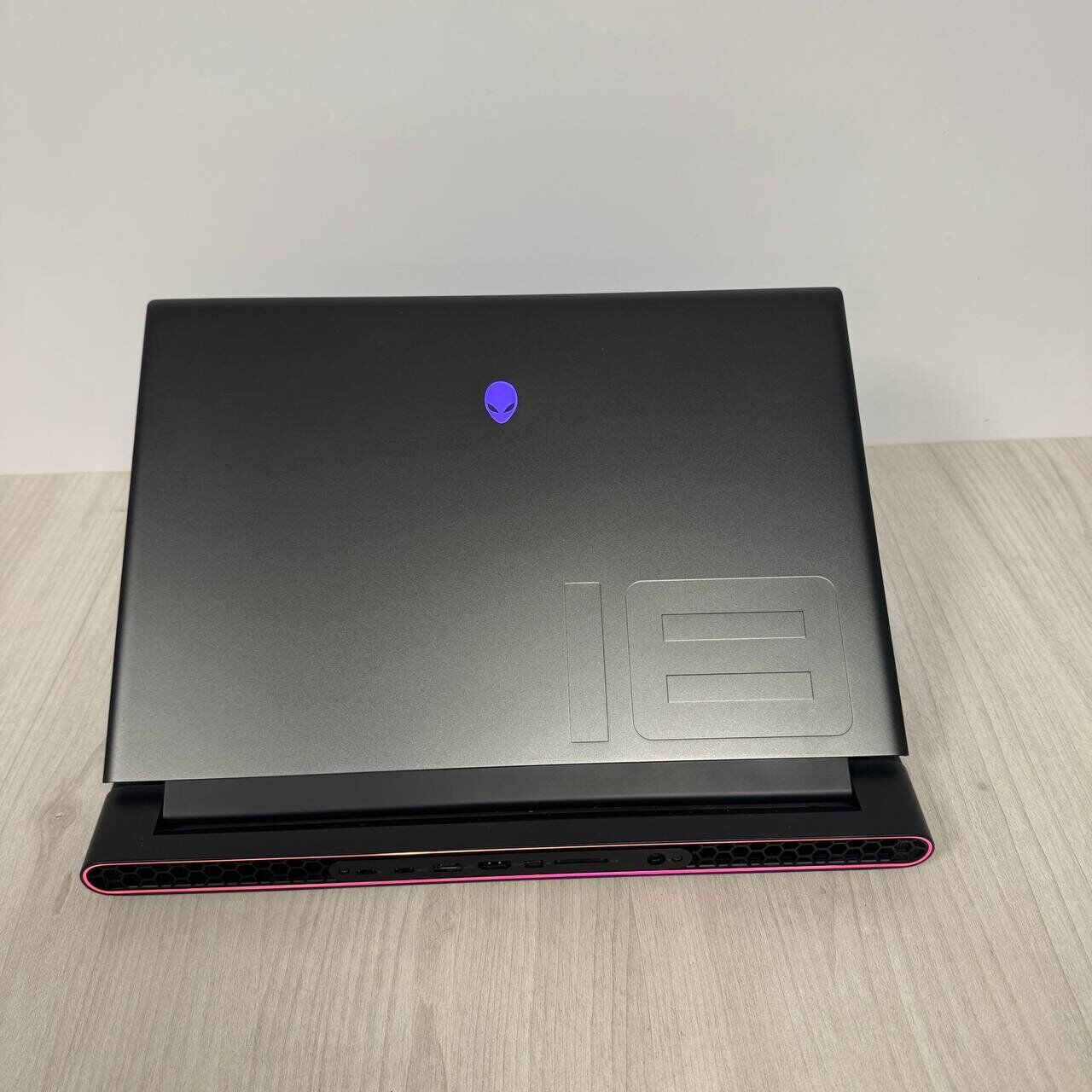Ігровий ноутбук Б-клас Dell Alienware m18 R1 / 18" (1920x1200) IPS / AMD Ryzen 9 7845HX (12 (24) ядер по 3.0 - 5.2 GHz) / 16 GB DDR5 / 512 GB SSD NVMe / nVidia GeForce RTX 4070, 8 GB GDDR6, 128-bit / WebCam - Зображення 3