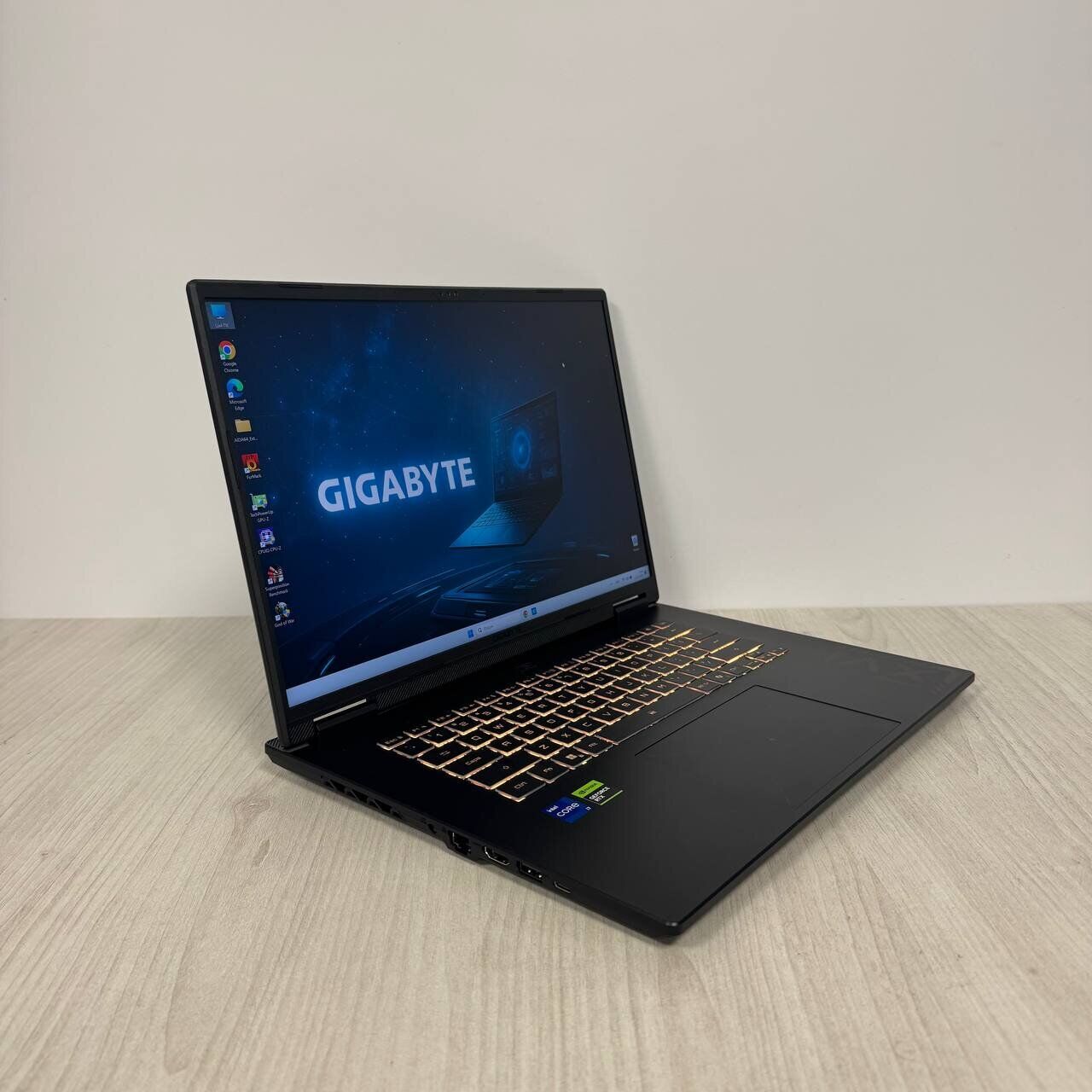 Ігровий ноутбук Gigabyte Gaming A16 CVH / 16" (2560x1600) IPS / Intel Core i7-13620H (10 (16) ядер по 2.4 - 4.9 GHz) / 32 GB DDR5 / 1000 GB SSD NVMe / nVidia GeForce RTX 5060, 8 GB GDDR7, 128-bit / WebCam - Зображення 4