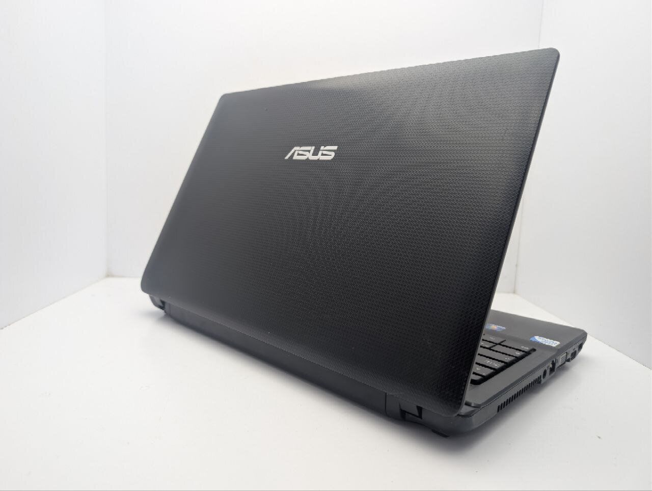 Ноутбук Asus X54H / 15.6" (1366x768) TN / Intel Pentium B950 (2 ядра по 2.1 GHz) / 8 GB DDR3 / 320 GB HDD / Intel HD Graphics / WebCam / DVD-ROM - Зображення 8
