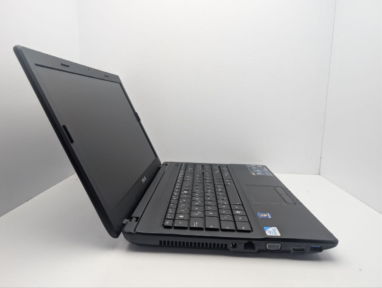 Ноутбук Asus X54H / 15.6" (1366x768) TN / Intel Pentium B950 (2 ядра по 2.1 GHz) / 8 GB DDR3 / 320 GB HDD / Intel HD Graphics / WebCam / DVD-ROM - Зображення 4