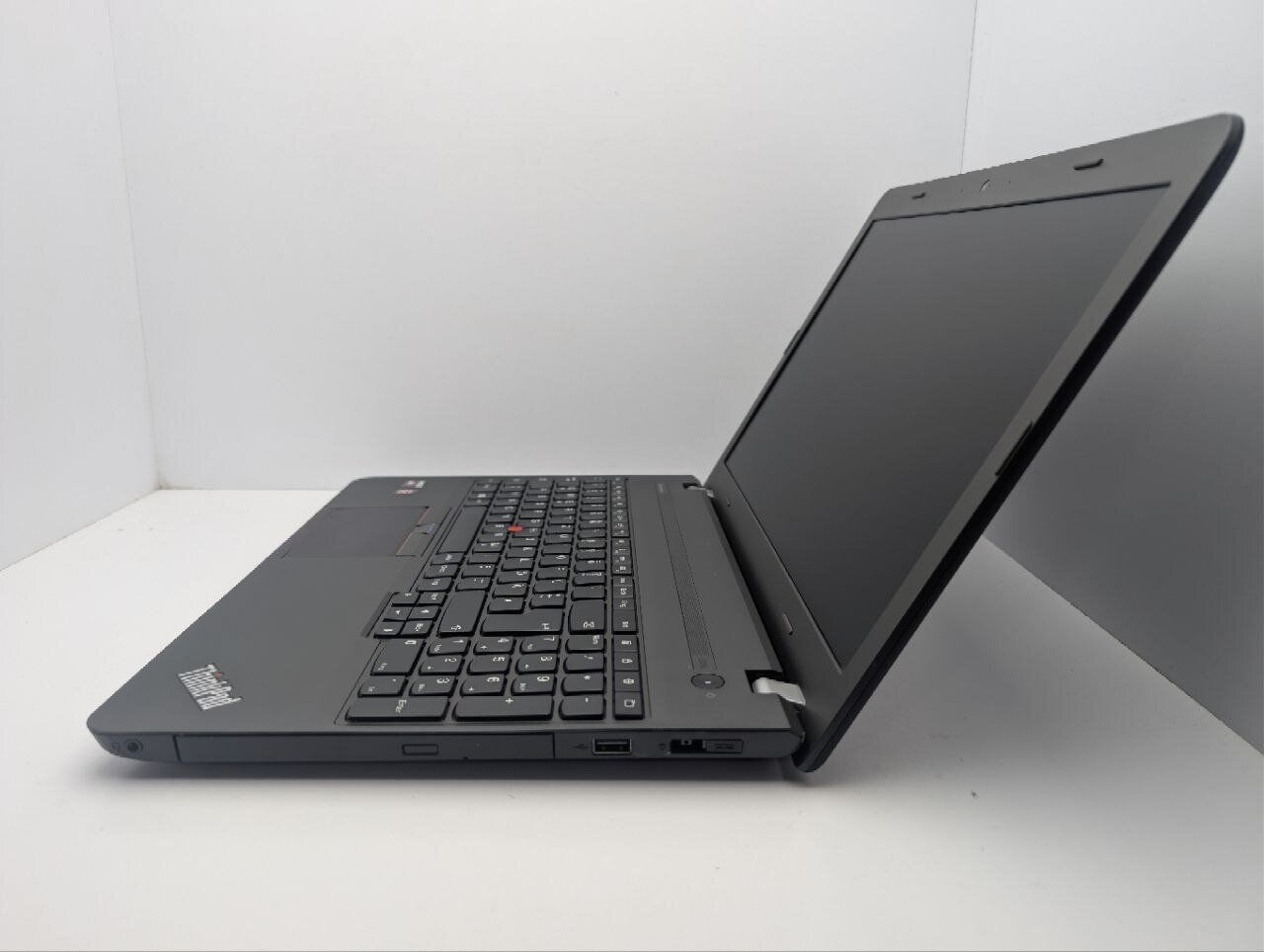 Ноутбук Lenovo ThinkPad E555 / 15.6" (1366x768) TN / AMD A8-7100 (4 ядра по 1.8 - 3.0 GHz) / 8 GB DDR3 / 500 GB HDD / AMD Radeon R5 Graphics / WebCam / АКБ не тримає - Зображення 5