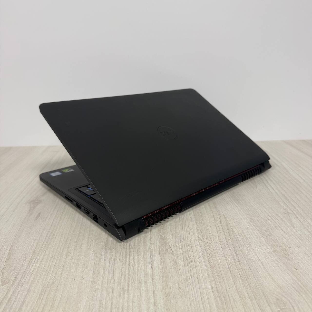 Ігровий ноутбук Dell Inspiron 15 7559 / 15.6" (1920x1080) IPS / Intel Core i7-6700HQ (4 (8) ядра по 2.6 - 3.5 GHz) / 16 GB DDR3 / 256 GB SSD M.2 / nVidia GeForce GTX 960M, 4 GB GDDR5, 128-bit / WebCam - Зображення 6