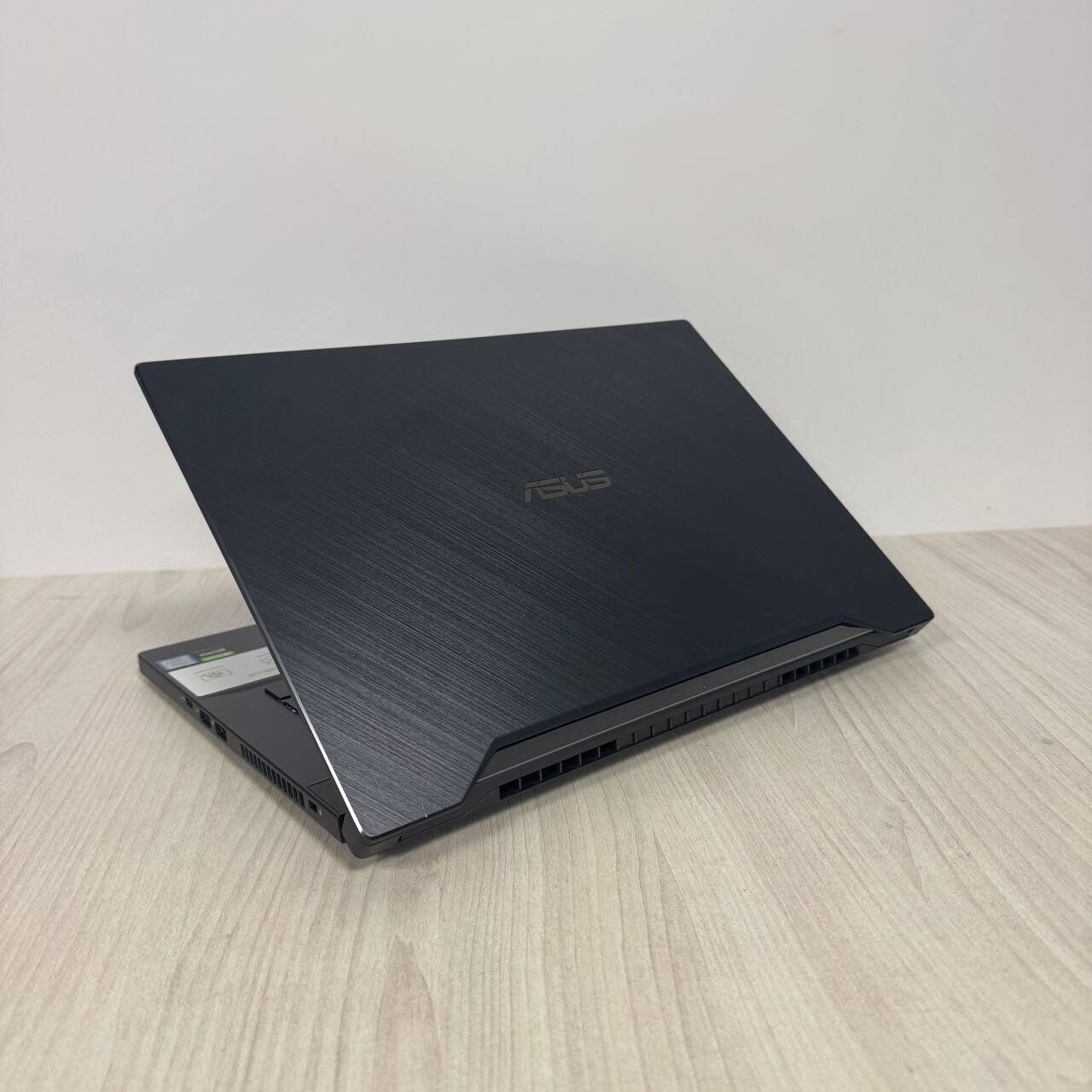Ігровий ноутбук Asus ProArt StudioBook 15 H500GVA / 15.6" (3840x2160) IPS / Intel Core i7-9750H (6 (12) ядер по 2.6 - 4.5 GHz) / 16 GB DDR4 / 512 GB SSD NVMe / nVidia GeForce RTX 2060, 6 GB GDDR6, 192-bit - Зображення 6
