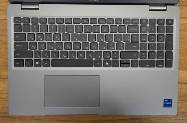 Мобільна робоча станція Dell Precision 3570 / 15.6" (1920x1080) IPS / Intel Core i7-1265U (10 (12) ядер по 3.6 - 4.8 GHz) / 16 GB DDR4 / 512 GB SSD / nVidia T550, 4 GB GDDR6, 64-bit / WebCam / Windows 11 - Зображення 3