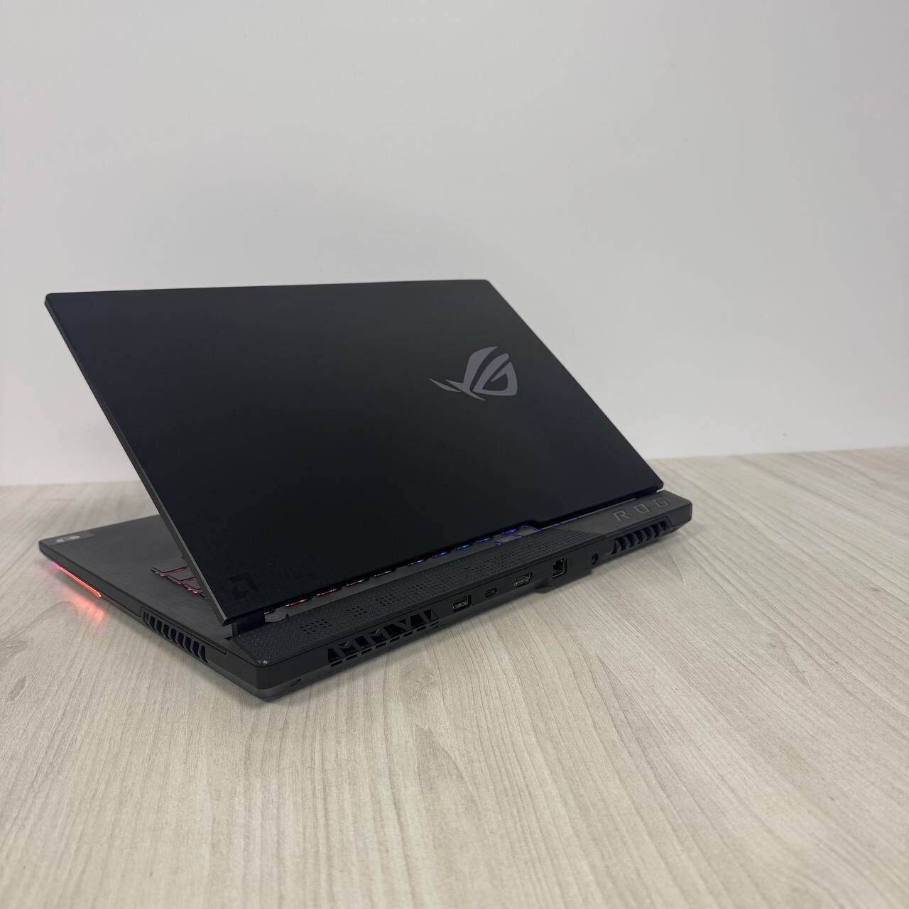 Ігровий ноутбук Б-клас Asus ROG Strix G15 Advantage Edition G513QY / 15.6" (1920x1080) IPS / AMD Ryzen 9 5900HX (8 (16) ядер по 3.3 - 4.6 GHz) / 16 GB DDR4 / 512 GB SSD NVMe / AMD Radeon RX 6800M, 12 GB GDDR6, 192-bit - Зображення 6