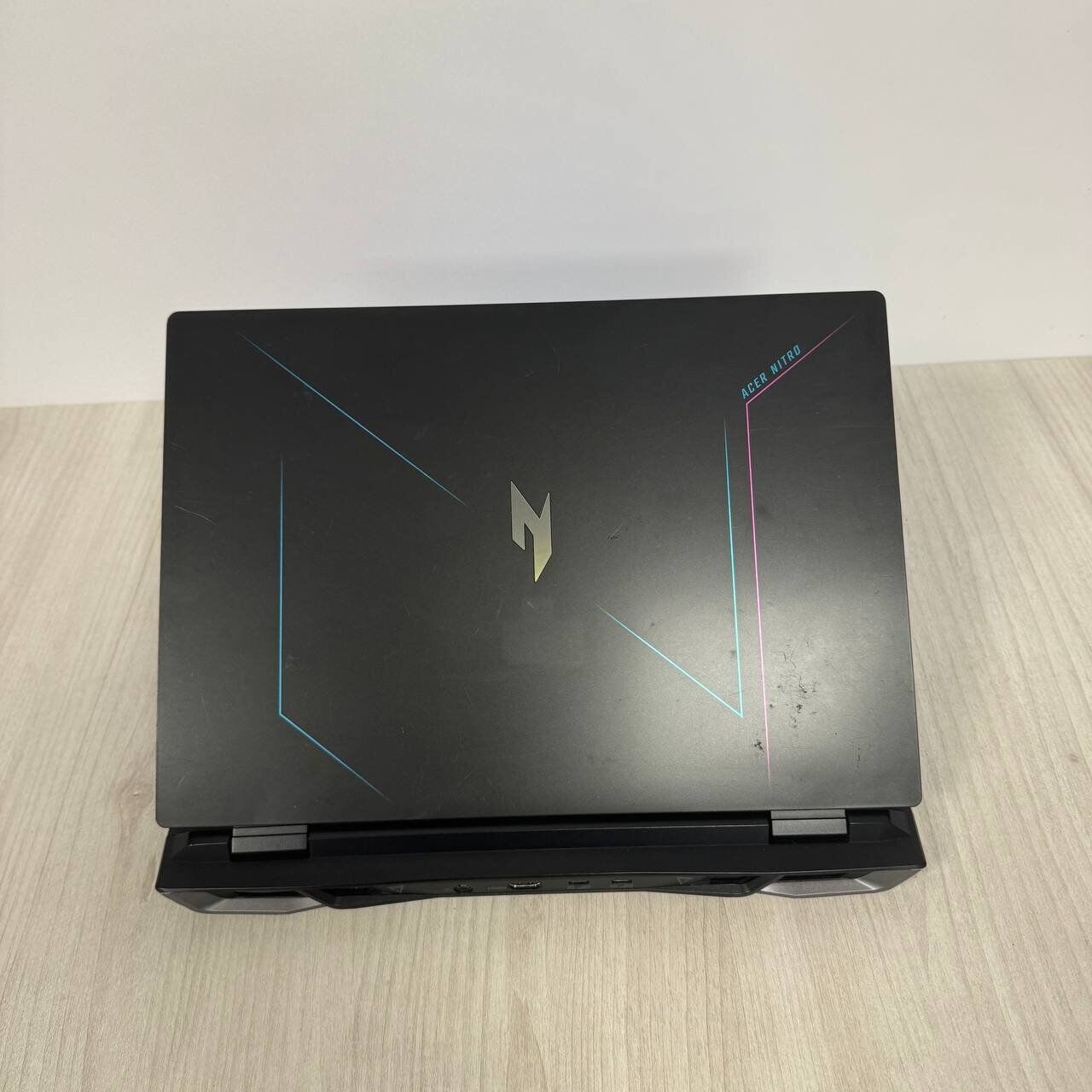 Ігровий ноутбук Б-клас Acer Nitro 16 AN16-41 / 16" (2560x1600) IPS / AMD Ryzen 7 7840HS (8 (16) ядер по 3.8 - 5.1 GHz) / 32 GB DDR5 / 1000 GB SSD NVMe / nVidia GeForce RTX 4070, 8 GB GDDR6, 128-bit / WebCam - Зображення 3