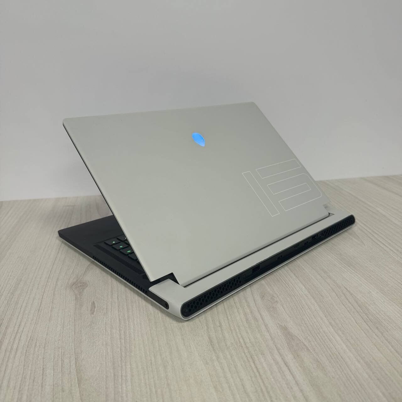 Ігровий ноутбук Б-клас Dell Alienware X15 R1 White / 15.6" (1920x1080) IPS / Intel Core i7-11800H (8 (16) ядер по 2.3 - 4.6 GHz) / 16 GB DDR4 / 512 GB SSD NVMe / nVidia GeForce RTX 3070, 8 GB GDDR6, 256-bit / WebCam - Зображення 6