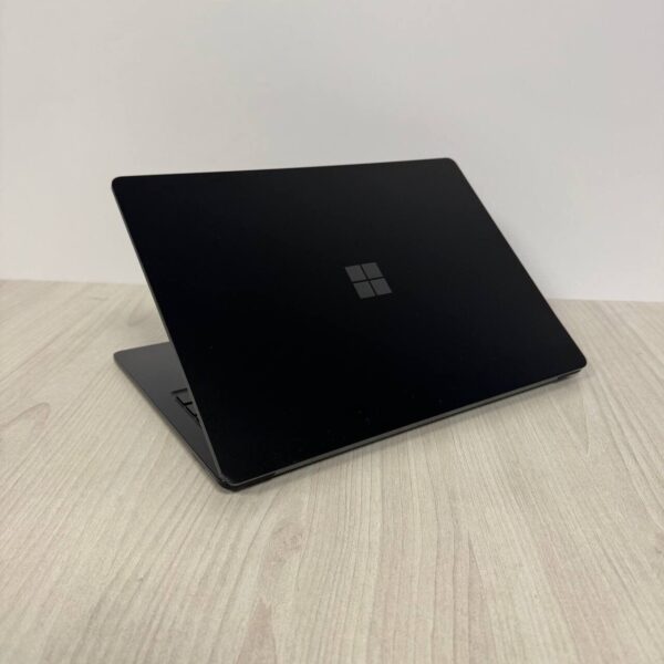 Ультрабук Б-клас Microsoft Surface Laptop 4 / 13.5" (2256x1504) IPS Touch / AMD Ryzen 5 4680U (6 (12) ядер по 2.2 - 4.0 GHz) / 16 GB DDR4 / 256 GB SSD NVMe / AMD Radeon RX Vega 7 Graphics / WebCam - Зображення 6