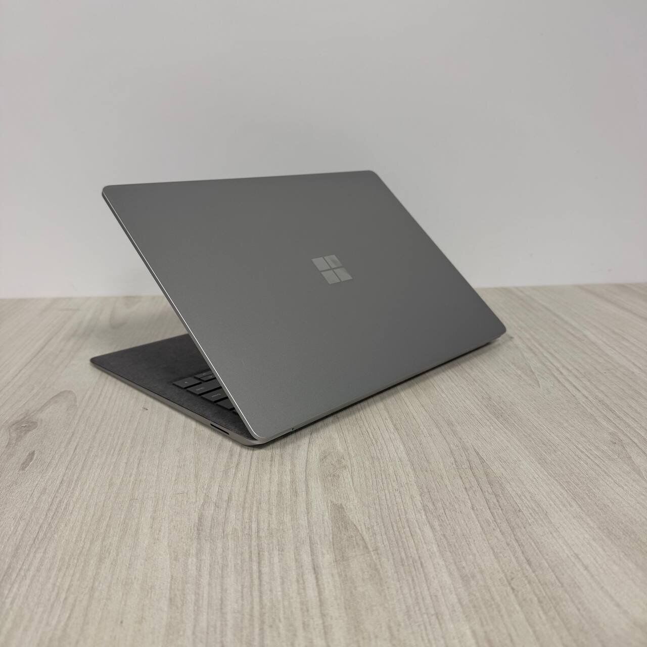 Ультрабук Microsoft Surface Laptop 3 / 13.5" (2256x1504) IPS Touch / Intel Core i5-1035G7 (4 (8) ядра по 1.2 - 3.7 GHz) / 8 GB DDR4 / 256 GB SSD NVMe / Intel Iris Plus Graphics / WebCam - Зображення 6