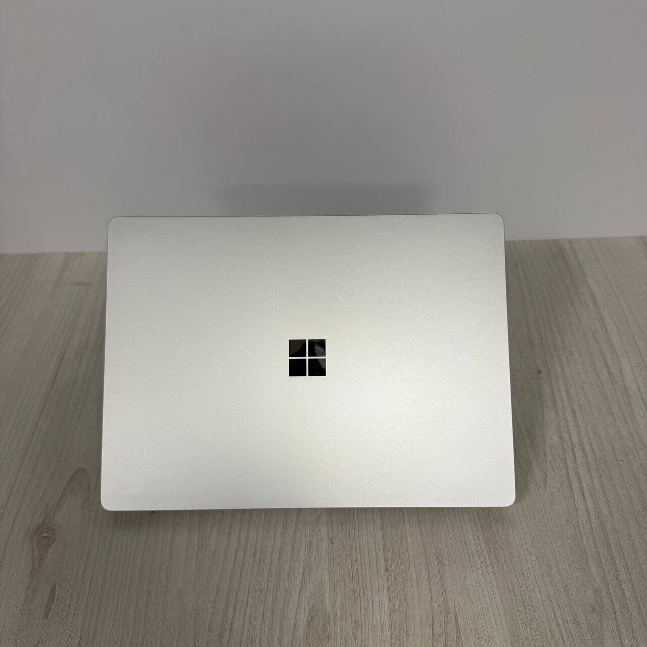Ультрабук Microsoft Surface Laptop 3 / 13.5" (2256x1504) IPS Touch / Intel Core i5-1035G7 (4 (8) ядра по 1.2 - 3.7 GHz) / 8 GB DDR4 / 256 GB SSD NVMe / Intel Iris Plus Graphics / WebCam - Зображення 3