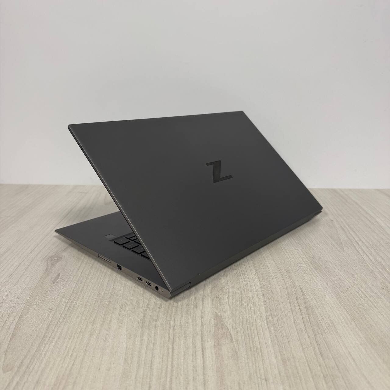 Мобільна рабоча станція HP ZBook Studio G7 / 15.6" (1920x1080) IPS / Intel Core i7-10850H (6 (12) ядер по 2.7 - 5.1 GHz) / 32 GB DDR4 / 512 GB SSD NVMe / nVidia Quadro RTX 4000 Max-Q, 8 GB GDDR6, 256-bit / WebCam - Зображення 6