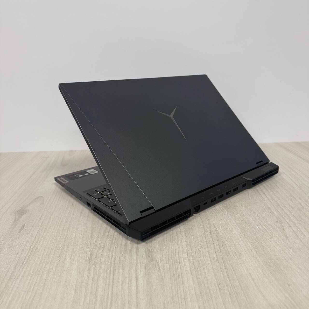 Ігровий ноутбук Б-клас Lenovo Legion 5 Pro 16ACH6H / 16" (2560x1600) IPS / AMD Ryzen 9 5900HX (8 (16) ядер по 3.3 - 4.6 GHz) / 16 GB DDR4 / 512 GB SSD NVMe / nVidia GeForce RTX 3070, 8 GB GDDR6, 256-bit / WebCam - Зображення 6