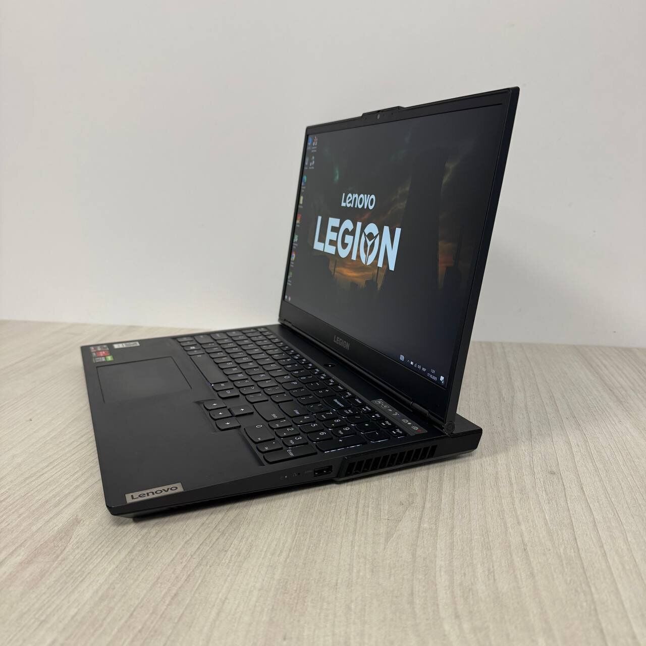 Ігровий ноутбук Б-клас Lenovo Legion 5 15ARH05H / 15.6" (1920x1080) IPS / AMD Ryzen 7 4800H (8 (16) ядер по 2.9 - 4.2 GHz) / 16 GB DDR4 / 512 GB SSD NVMe / nVidia GeForce RTX 2060, 6 GB GDDR6, 192-bit / WebCam - Зображення 5