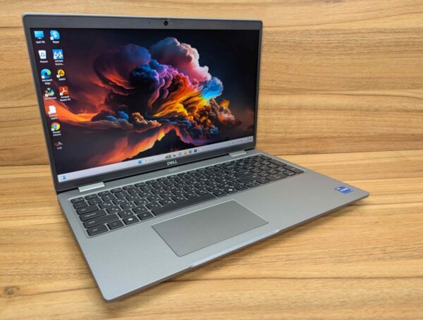 Мобільна робоча станція Dell Precision 3570 / 15.6" (1920x1080) IPS / Intel Core i7-1265U (10 (12) ядер по 3.6 - 4.8 GHz) / 16 GB DDR4 / 512 GB SSD / nVidia T550, 4 GB GDDR6, 64-bit / WebCam / Windows 11 - Зображення 4