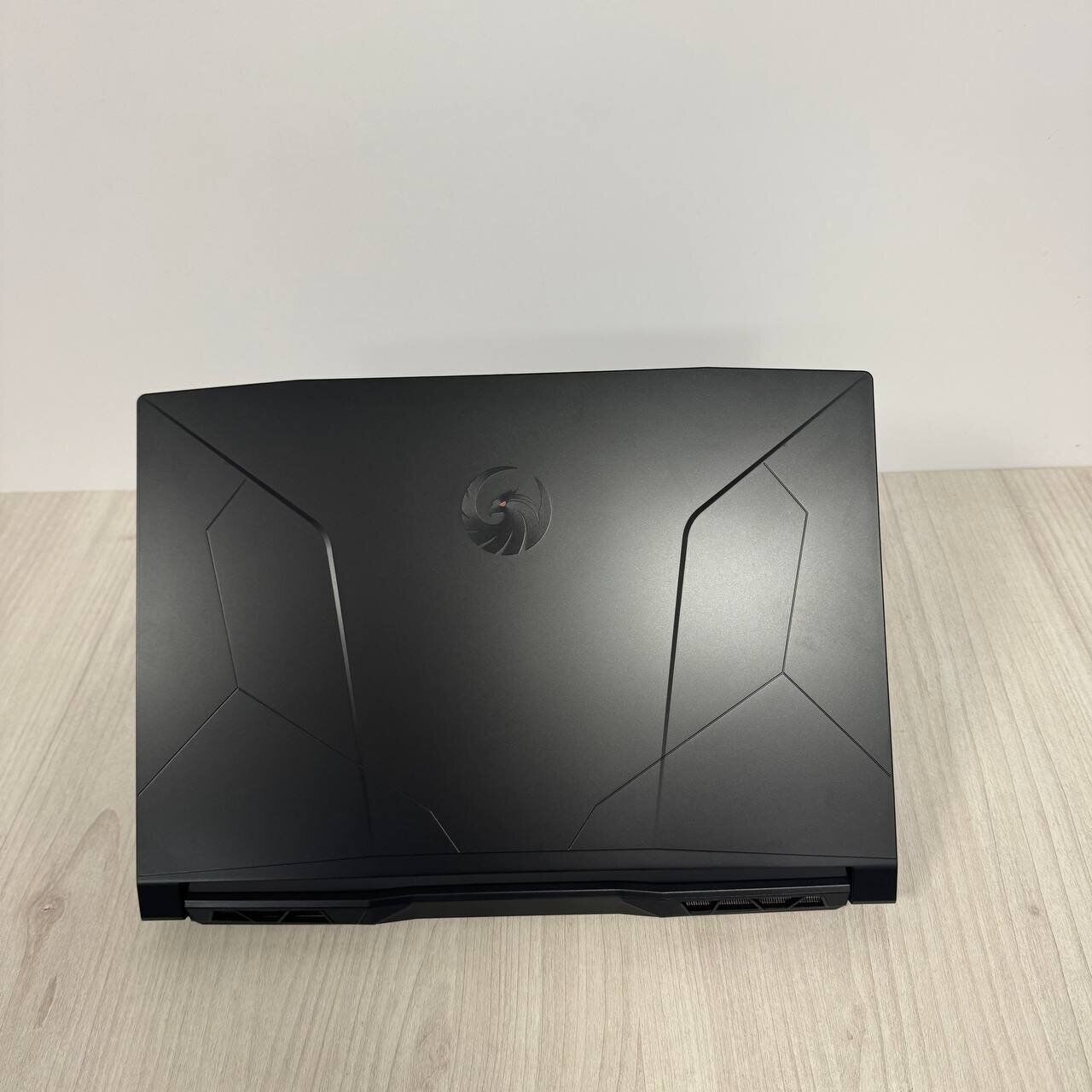 Ігровий ноутбук MSI Bravo 15 C7VFK / 15.6" (1920x1080) IPS / AMD Ryzen 7 7735HS (8 (16) ядер по 3.2 - 4.75 GHz) / 16 GB DDR5 / 512 GB SSD NVMe / nVidia GeForce RTX 4060, 8 GB GDDR6, 128-bit / WebCam - Зображення 3