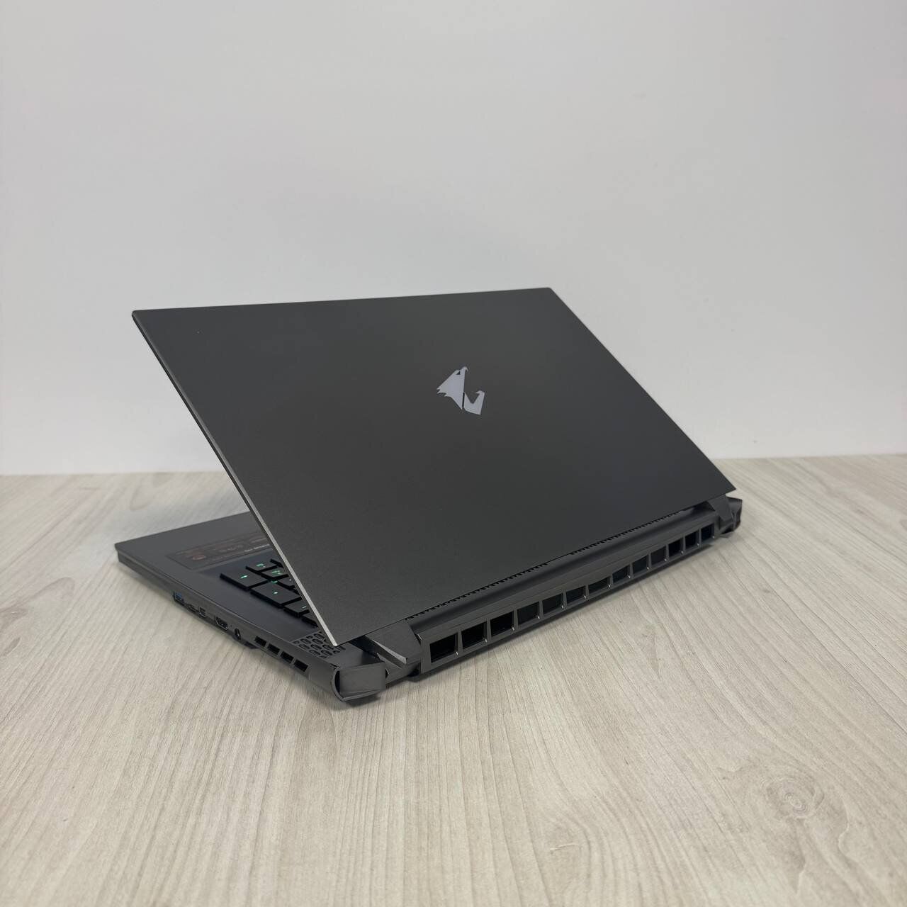 Ігровий ноутбук Gigabyte Aorus 17G XC / 17.3" (1920x1080) IPS / Intel Core i7-10870H (8 (16) ядер по 2.2 - 5.0 GHz) / 32 GB DDR4 / 512 GB SSD NVMe / nVidia GeForce RTX 3070, 8 GB GDDR6, 256-bit / WebCam - Зображення 6