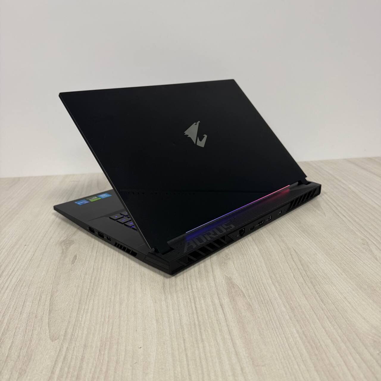 Ігровий ноутбук Б-клас Gigabyte Aorus 15 X5LF / 15.6" (1920x1080) IPS / Intel Core i5-13500H (12 (16) ядер по 3.5 - 4.7 GHz) / 16 GB DDR5 / 512 GB SSD / nVidia GeForce RTX 4050, 6 GB GDDR6, 96-bit / WebCam - Зображення 6