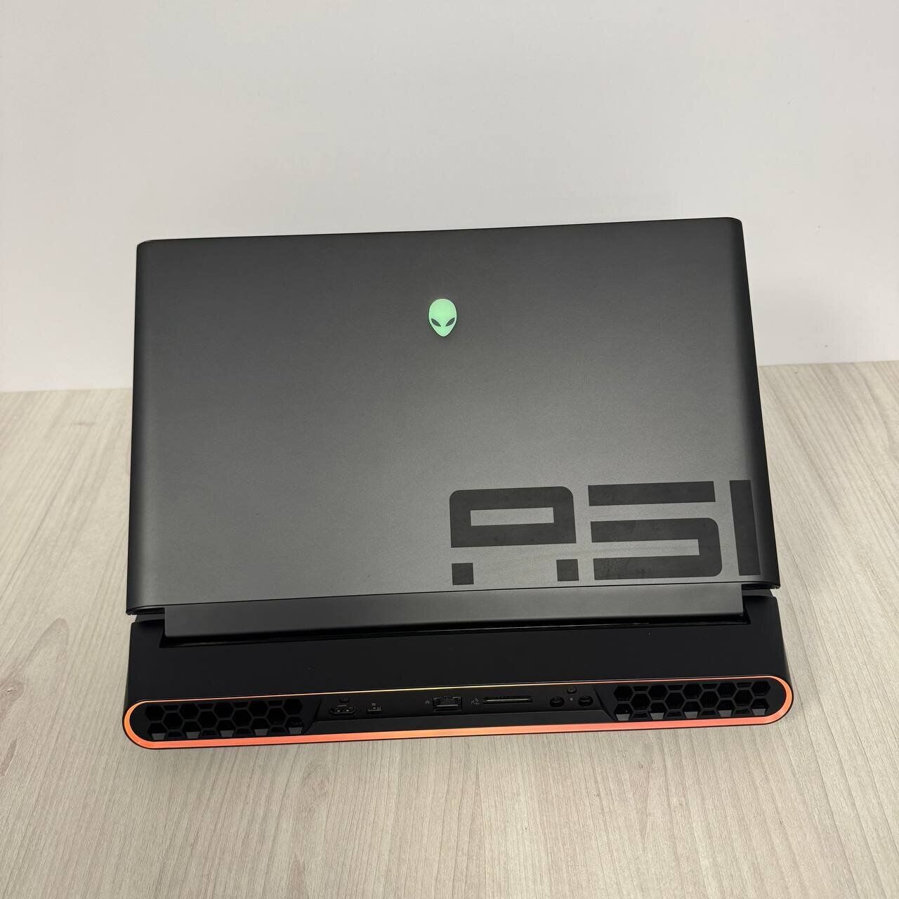 Ігровий ноутбук Б-клас Dell Alienware Area-51m / 17.3" (1920x1080) IPS / Intel Core i7-9700K (8 ядер по 3.6 - 4.9 GHz) / 32 GB DDR4 / 256 GB SSD NVMe + 2000 GB HDD / nVidia GeForce RTX 2080, 8 GB GDDR6, 256-bit / WebCam - Зображення 3